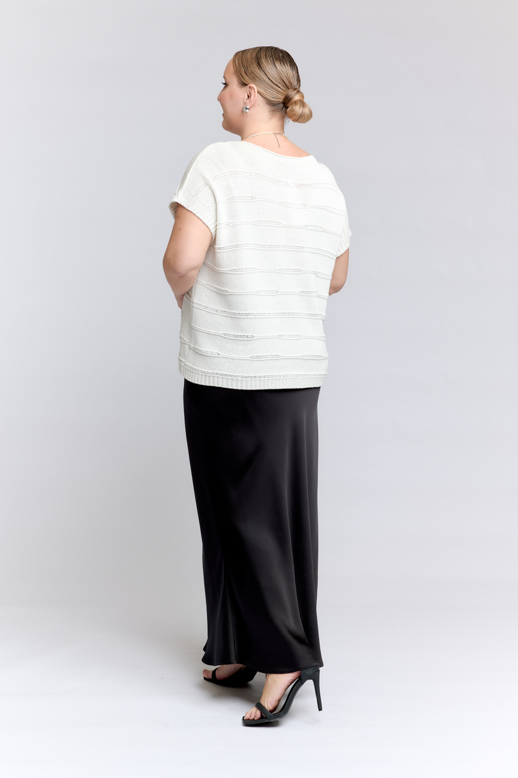 Струящаяся юбка прилегающего силуэта длиной макси.