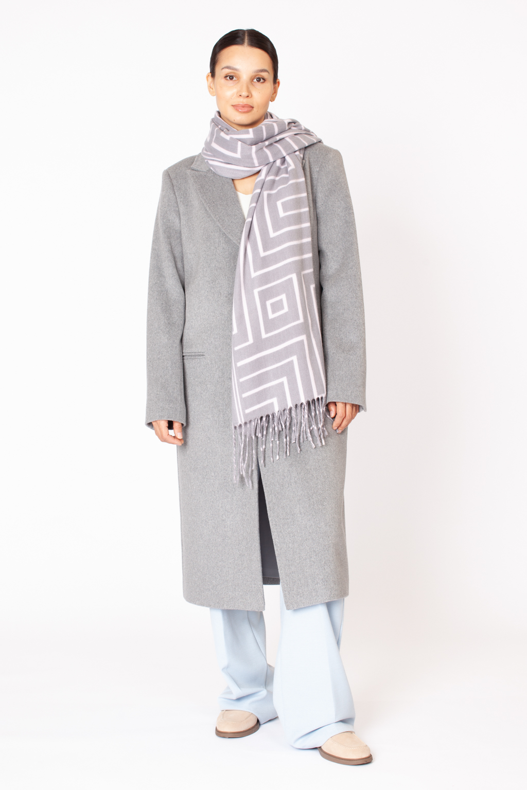 Палантин с геометрическим принтом изготовлен из практичной и приятной на ощупь 100 % вискозы. Изделие согреет в прохладную погоду, защитит от ветра голову и шею, с легкостью адаптируясь к различным комплектам для межсезонья.