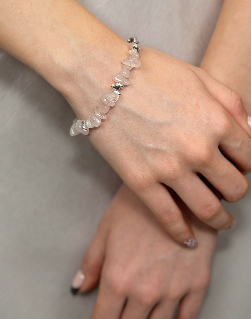 Нежный розовый браслет выполнен из натурального кварца и благородного гематита. Фурнитура выполнена из гипоаллергенного сплава со стойким гальваническим покрытием. Размер регулируется.