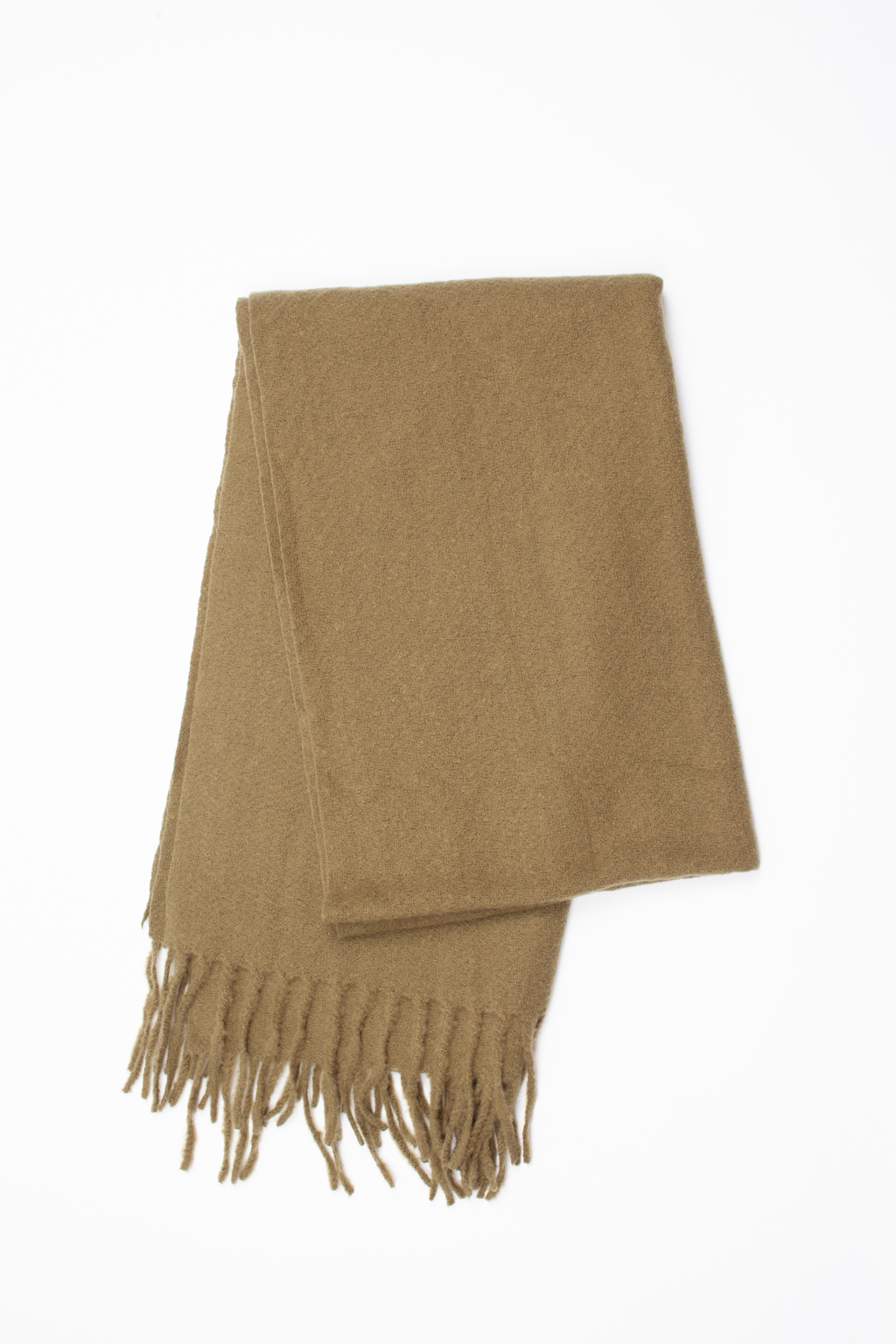 Однотонный лаконичный шарф изготовлен из практичной и приятной на ощупь 100 % вискозы. Изделие без принтов согреет в прохладную погоду, защитит от ветра голову и шею, с легкостью адаптируясь к различным комплектам для межсезонья.