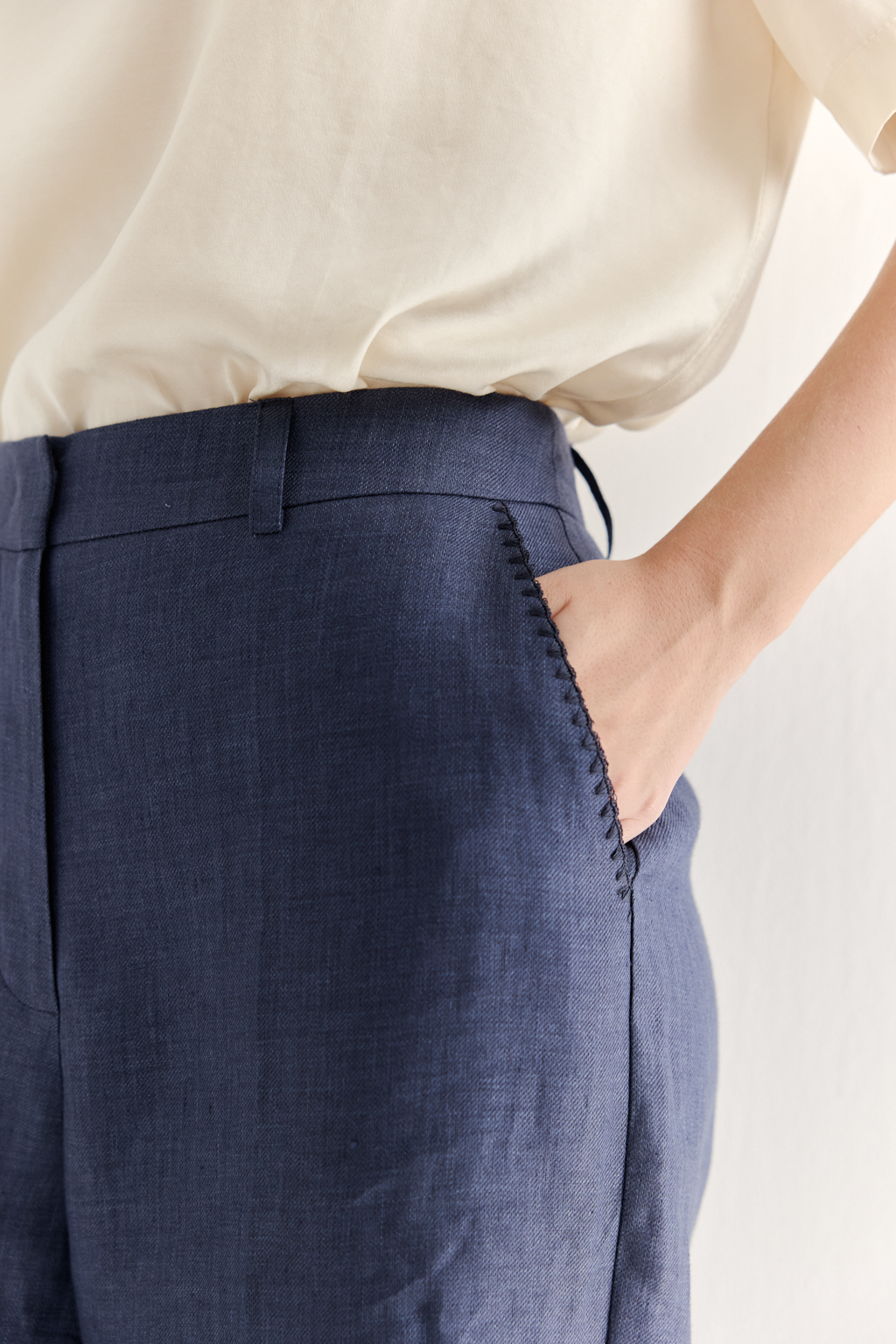 Эти брюки прямого силуэта созданы для абсолютного комфорта и расслабленной элегантности. Выполненные из ткани премиум-класса в шоколадном оттенке, они дарят невероятное ощущение мягкости и комфорта. Состав: стопроцентный лен с эффектом air wash. В дизайне этих брюк нашли отражение элементы мужского кроя: застёжка-гульфик, пояс со шлевками и удобные карманы. Входы в карманы отделаны с помощью декоративного петельного шва.  Широкая подгибка позволяет регулировать длину брюк посредством отворота-манжета, создавая элегантный акцент по низу. Брюки идеально дополнят городской look с льняным жакетом и трикотажем.