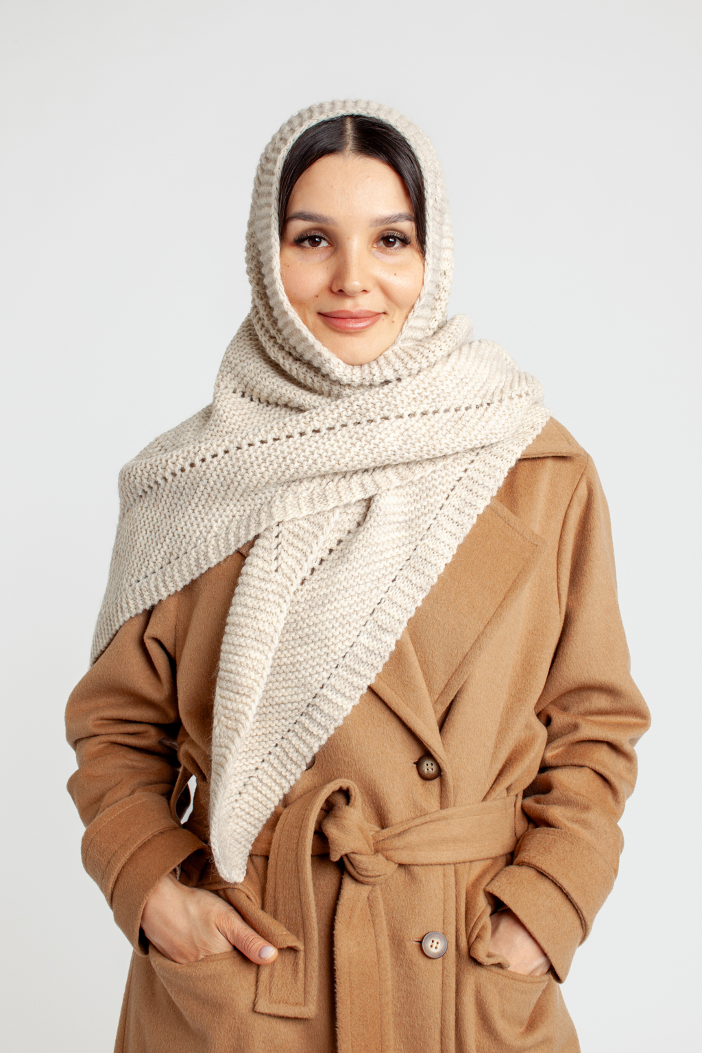 Косынка женская-  универсальный аксессуар, обладающий согревающей функцией и возможность обыгрывать образ в любой интерпритации. В составе материала шерсть, обеспечивающая морозоустойчивость и сохранения тепла в холодный период.