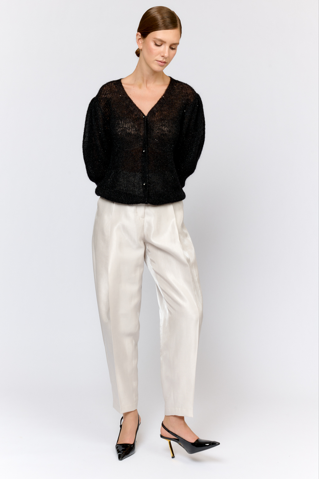 Легкий кардиган с центральной застежкой на пуговицы, V-образной горловиной и укороченным рукавом. Выполнен в премиальной пряже в составе которой, мохер и шерсть. Невесомый на вид, кардиган теплый и уютный. Мохер обладает множеством преимуществ: он легкий, обладает натуральным блеском, прочностью и долговечностью, отлично удерживает тепло. Кроме того, мохер устойчив к скатыванию и деформации. Модель кардигана умеренного объема с укороченным рукавом, идеальна для вечерних образов.