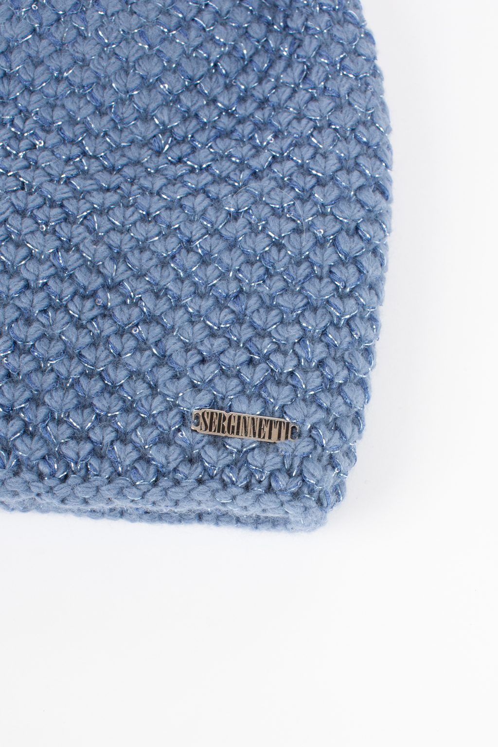 Шапка женская с люрексом. Теплый и стильный головной убор, выполненный из пряжи альпаки, с добавлением шерсти и акрила. Шапка является совершенным аксессуаром для утепления в осенний и зимний сезон.