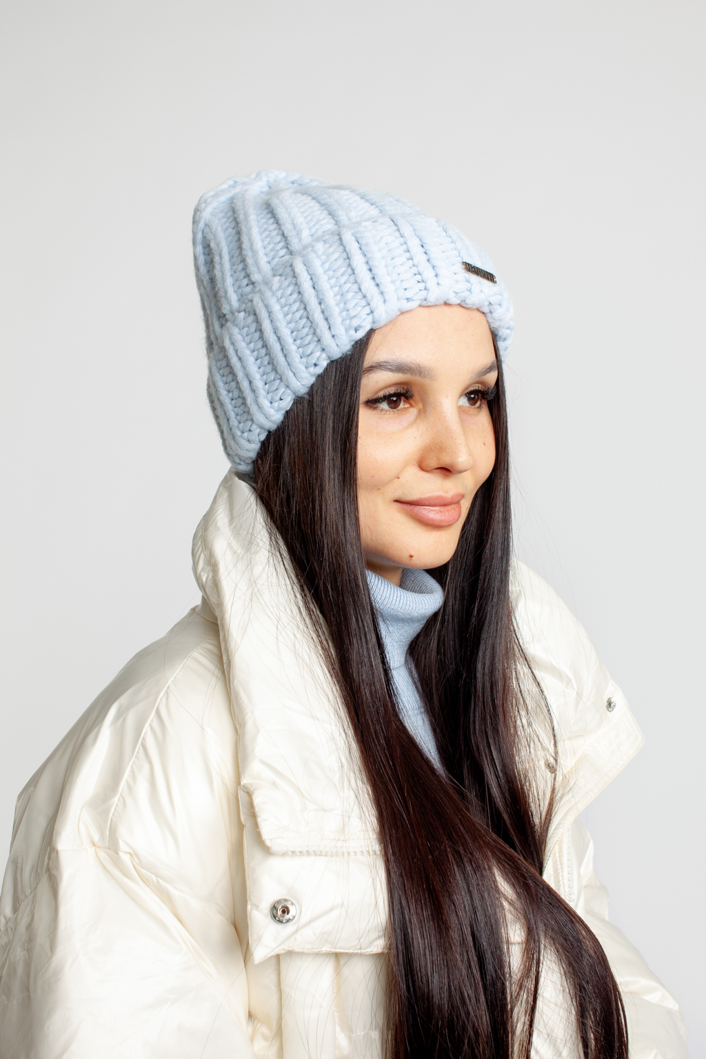 Шапка женская крупной вязки с отворотом. Является совершенным аксессуаром для утепления в осенний и зимний сезон.