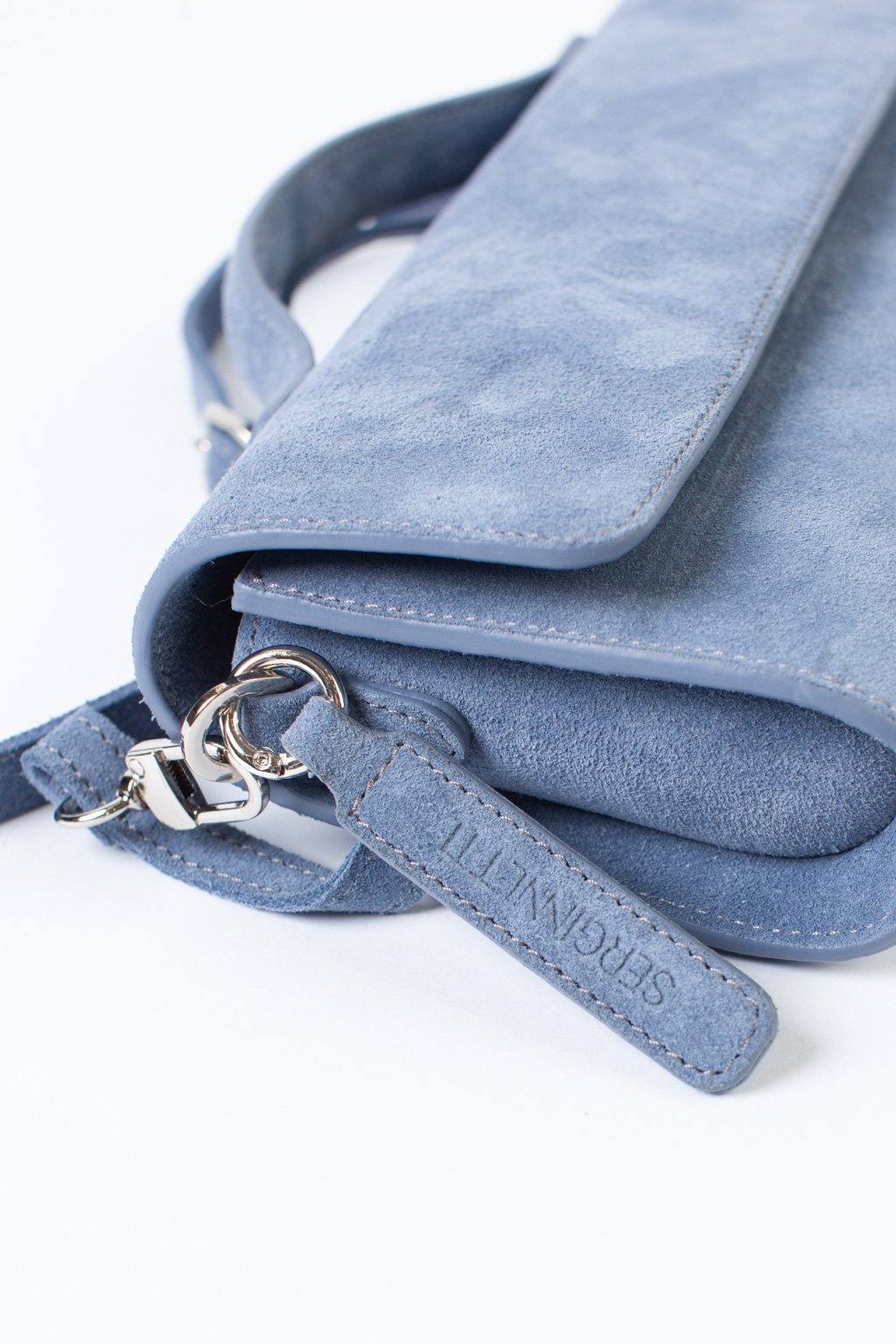 Сумка клатч выполнена из 100% натуральной замши. Сочетание роскошной текстуры, практичности и элегантности для особых случаев и повседневных образов. Надежная магнитная застежка обеспечивает безопасность и легкий доступ. Сумка имеет дополнительный регулируемый ремешок. Размеры сумки: 14*30*30 см