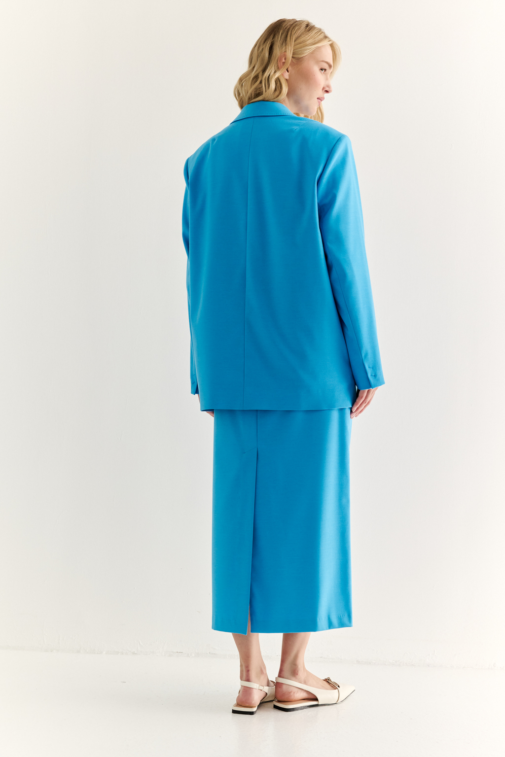 Юбка-карандаш миди: сдержанная элегантность с французским акцентом. Прямая юбка миди длины — это воплощение утончённого силуэта. Высокая посадка подчёркивает талию, а выточки и шлица сзади обеспечивают идеальную посадку и свободу движения. Чистая линия кроя делает модель универсальной. Юбка, в которой вы просто не можете выглядеть случайно.