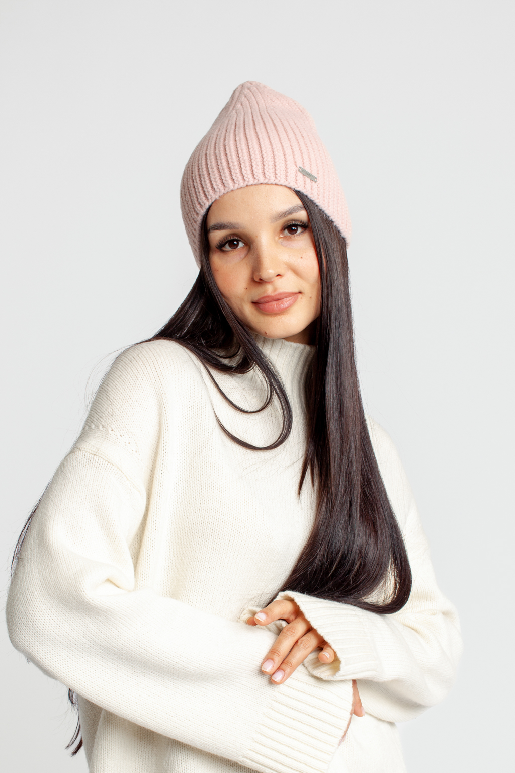 Шапка женская без отворота. Теплый и стильный головной убор для утепления в осенний и зимний сезон.