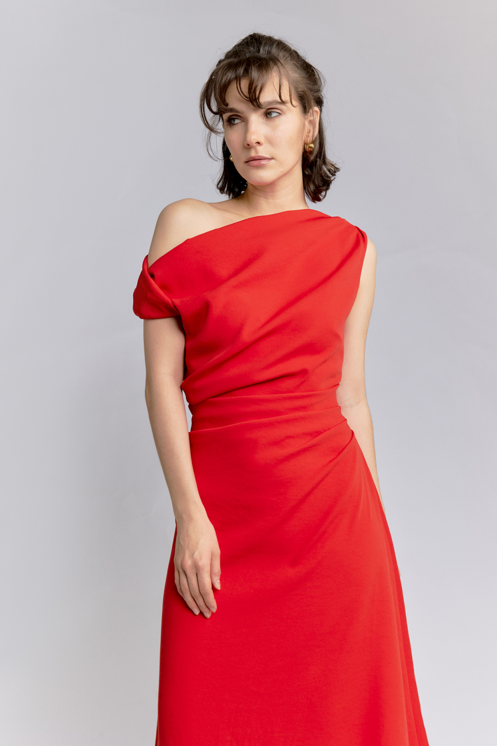 Асимметричное платье приталенного кроя полуприлегающего женственного силуэта с декоративным элементом в виде металлической съемной броши на одном плече. Модель необычная при этом достаточно универсальная для летнего сезона. Прекрасно продойдет как на "выход", так и на каждый день.