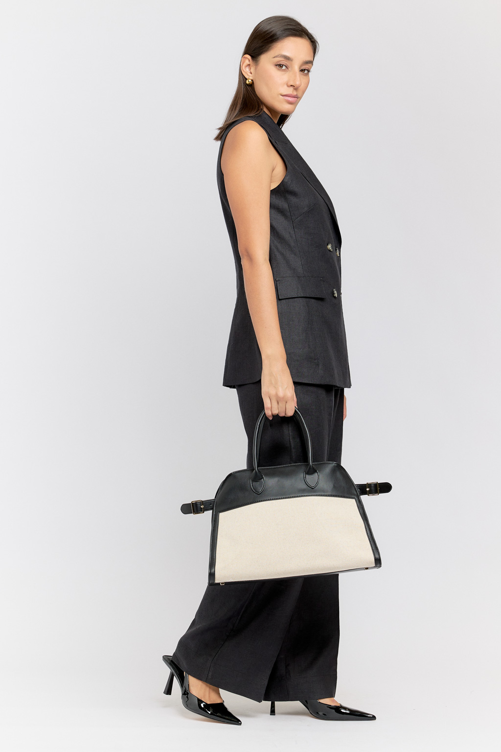 Четкость трапециевидной формы и отсутствие декора в сумке компенсировали контрастом фактур.Сумка выполнена из премиальной эко-кожи и текстиля. Дизайн сумки подчеркнет Ваш уникальный стиль. Изделие выглядит сдержанно, но не просто и будет уместно и в повседневном, и в офисном комплектах. Его объем можно отрегулировать ремешками по бокам. Каждый элемент продукта тщательно проработан, чтобы обеспечить Вам комфорт и уверенность в любой ситуации. Размеры сумки 39*27*23 см