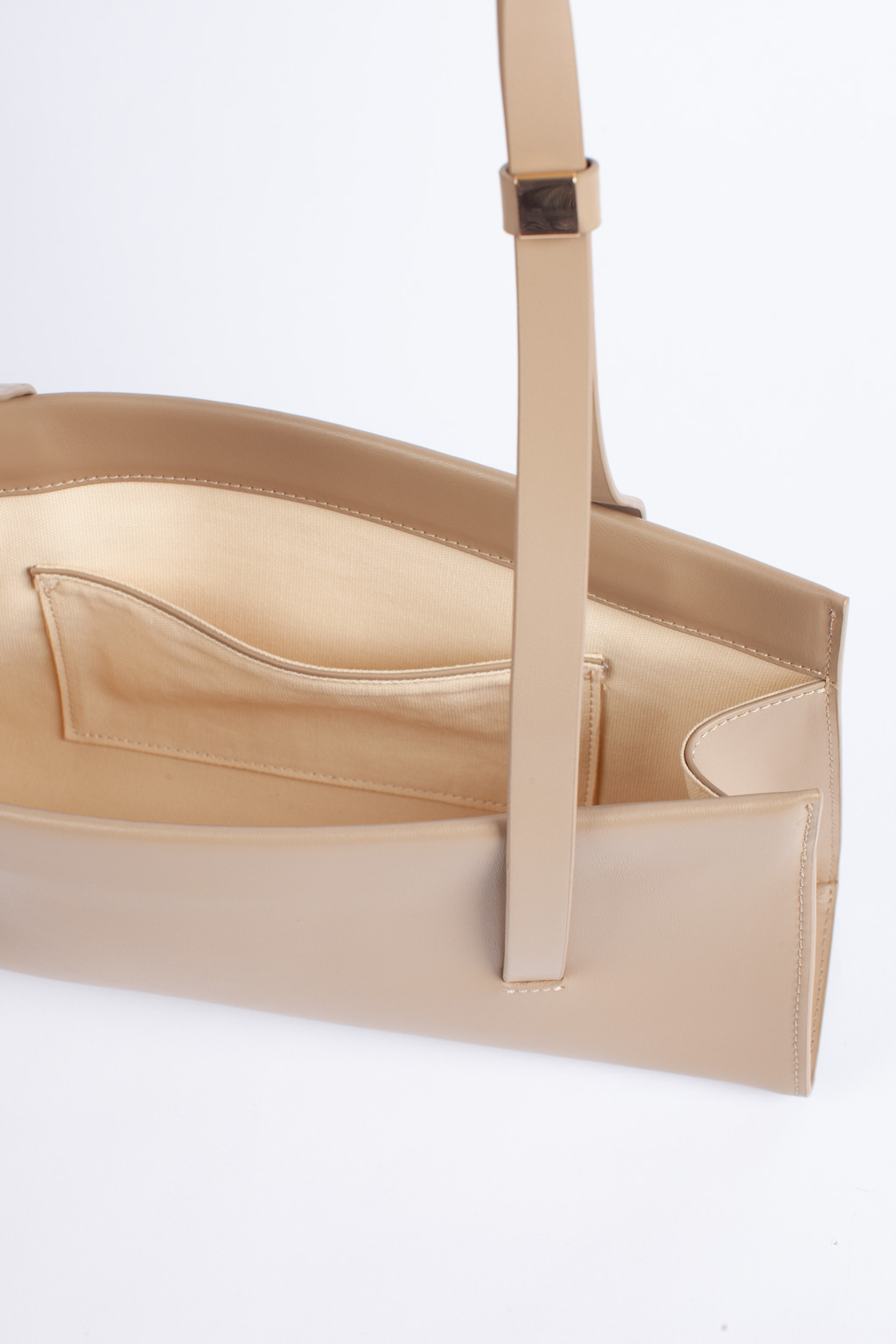 Очаровательная сумка-багет – это идеальный аксессуар для стильной и модной женщины.  Изысканный дизайн и высококачественные материалы делают эту сумку незаменимой в повседневных образах. Точность форм придает ей особую элегантность и шарм. Просторное отделение позволяет удобно вместить все необходимые мелочи, а магнитный замок добавляет комфорта при открывании. Сумка-багет – это не просто аксессуар, это настоящий символ изысканности и хорошего вкуса. Размеры сумки 34*8,5*15 см