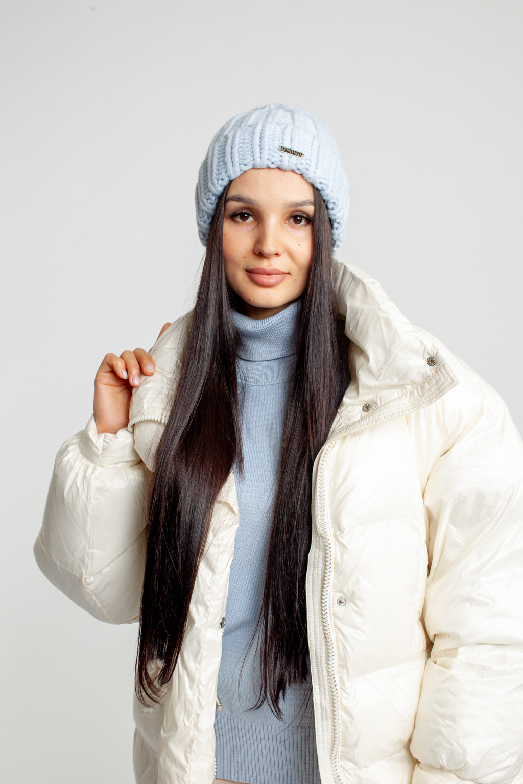 Шапка женская крупной вязки с отворотом. Является совершенным аксессуаром для утепления в осенний и зимний сезон.