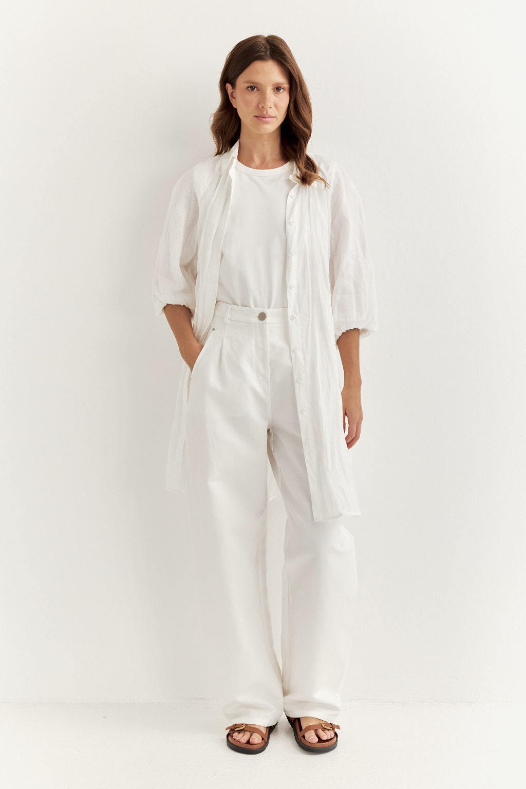 Блуза-туника из воздушной невесомомй вуали на стопроцентов состоящей из волокон крапивы молочного цвета. Блуза-туника прямого кроя имеет суппатную застежку, рубашечный воротник со стойкой, обьемные рукава-реглан одна вторая. Возможно создание естственного крэш-эффекта, туника не требует сложного ухода. Идеально подходит для создания многослойного образа с топами и брюками.