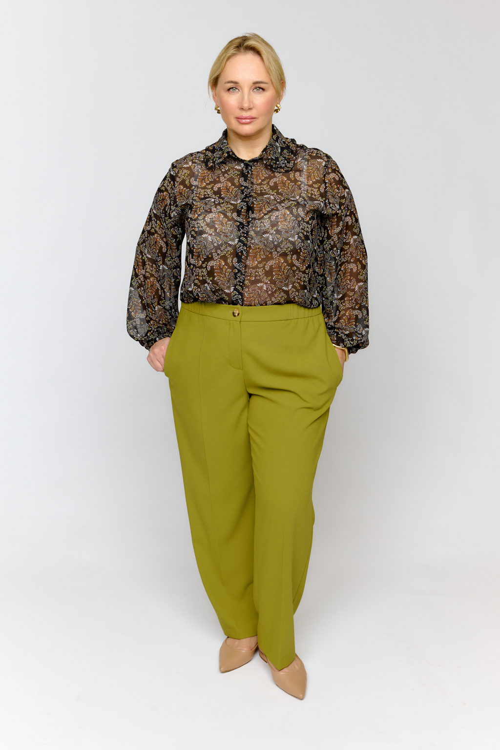 Брюки прямого силуэта слегка зауженные к низу с карманами по бокам. Пояс по спинке на резинке.