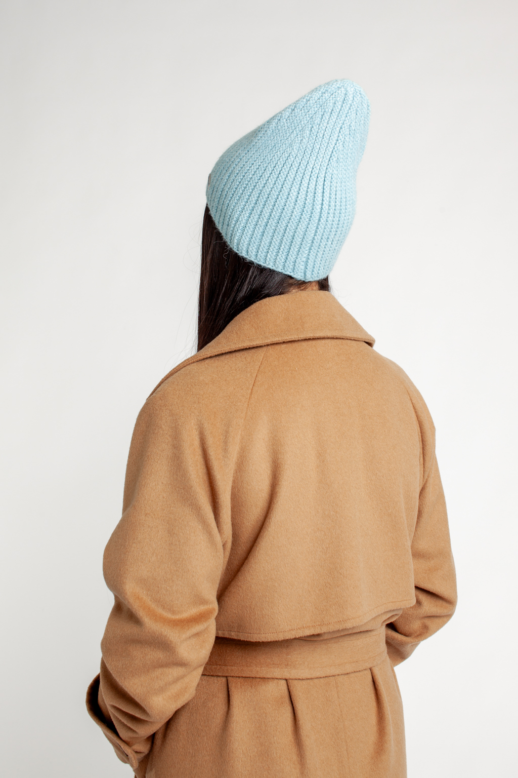 Шапка женская без отворота. Теплый и стильный головной убор для утепления в осенний и зимний сезон.