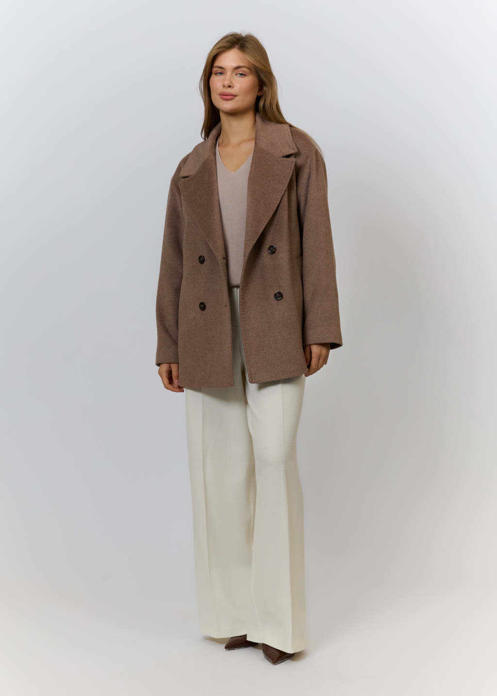 Полупальто двубортное с английским воротником прямого силуэта длиной ниже бедер.