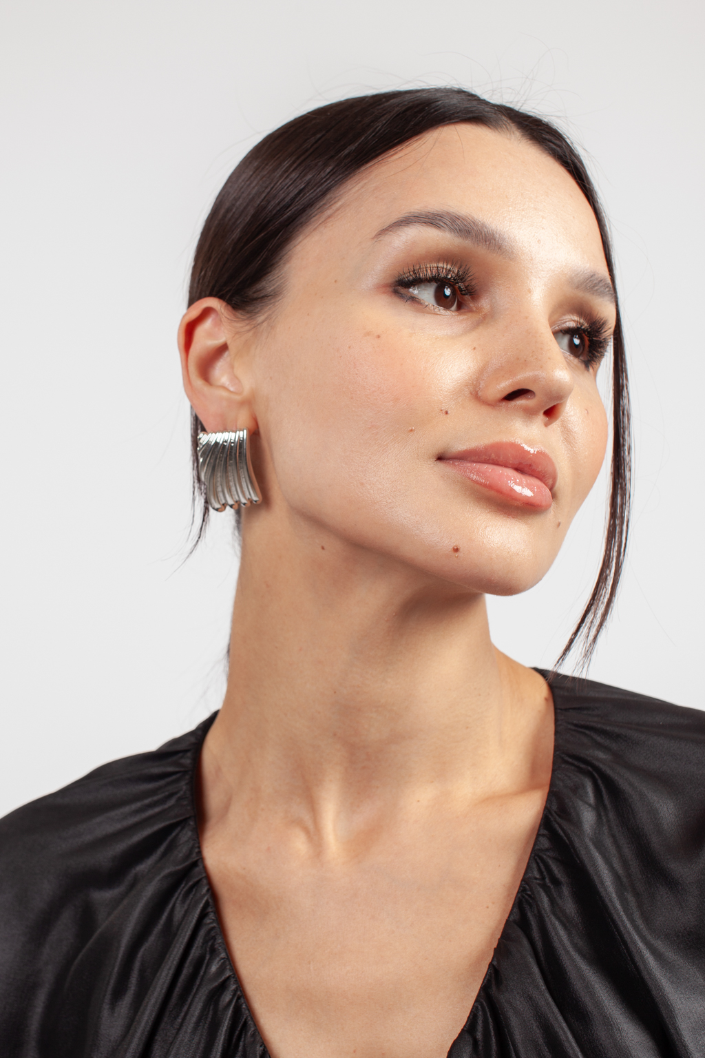 Стильные дизайнерские серьги прекрасно дополнят как повседневный, так и вечерний образ. Выполнены из гипоаллергенного сплава.