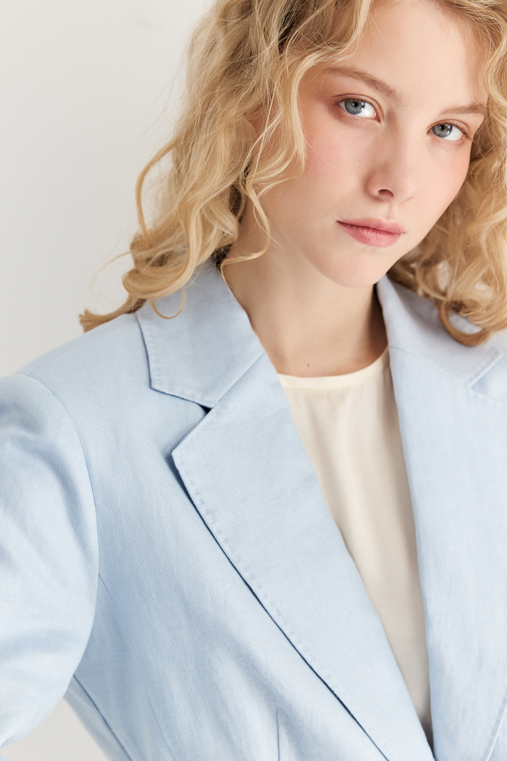 Представляем жакет из льняного твила с эффектом air wash, выполненный в изысканном акватически голубом цвете. Этот жакет из стопроцентного тактильного льна воплощает главные тенденции сезона – расслабленность и утонченную элегантность, объединяя их в концепции нового комфорта. Жакет отличается полуприлегающим свободным силуэтом, дарящим ощущение мягкости и комфорта. Внимание к каждой детали проявляется в отделке швов лацкана, воротника и борта имитацией «ручного стежка, сложной и проработанной до мелочей окантовкой внутренних швов и частичной подкладки. Клапаны украшают входы в карманы-рамки, а изящный абрис воротника и лацкана, частичная подкладка и шлица на спинке, в сочетании с акцентом на талии, превращают этот жакет в абсолютный must-have сезона. Универсальный стиль данного жакета позволяет создавать бесчисленное количество образов.