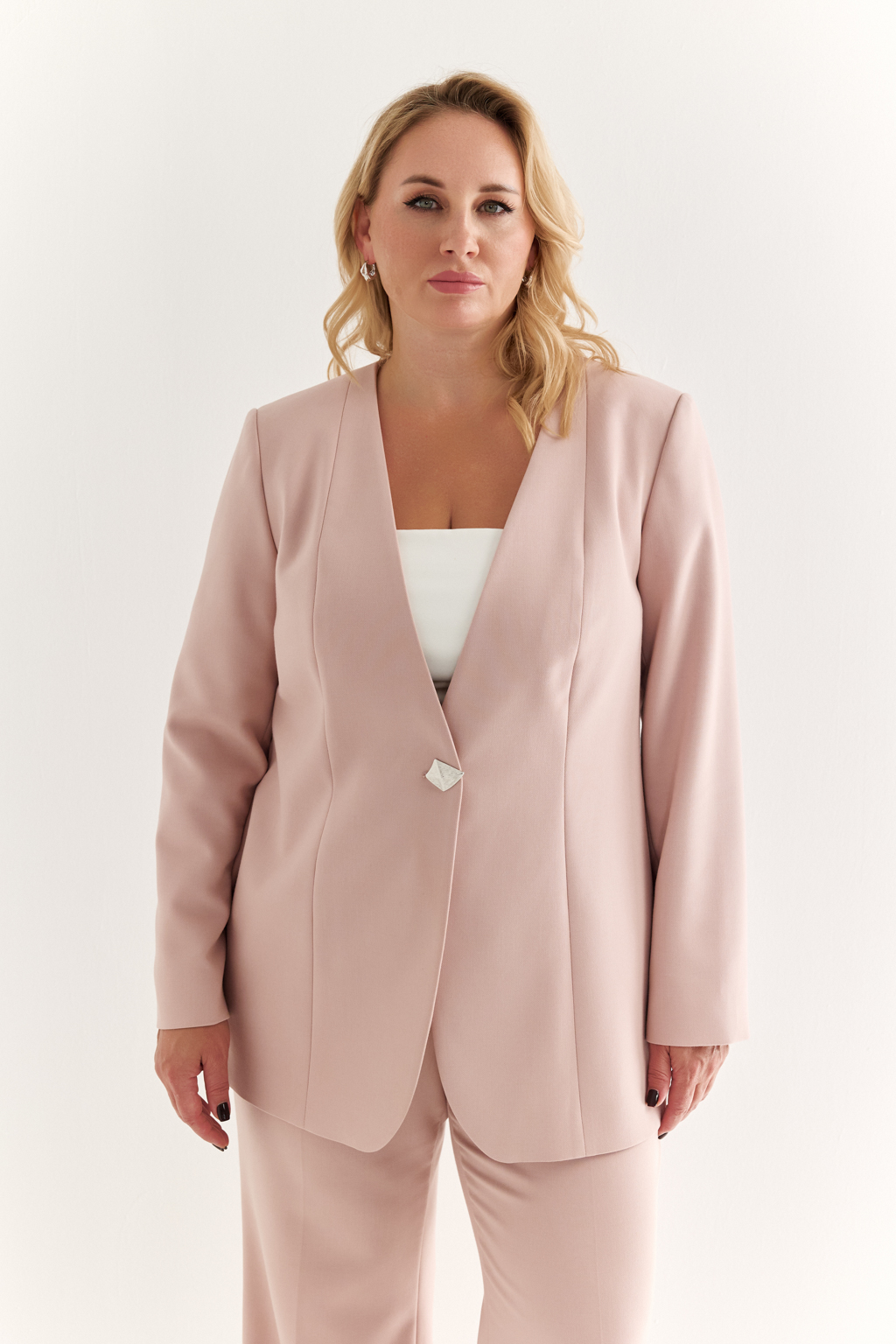 Жакет приталенного силуэта без лацкана, длины до середины бедра, на одной декоративной пуговице. Этот жакет идеально дополнит вечерний образ на любое мероприятие. Район придает мягкость  и пластичность, улучшает посадку. Терилен отвечает за прочность и долговечность ткани. Спандекс дарит легкую эластичность и комфорт при движении. Преимущества ткани: поверхность с легкой фактурой  выглядит благородно и современно. Ткань мягкая, приятная к телу. Благодаря своей конструкции и составу хорошо тянется и мягко облегает фигуру, подчеркивая ее достоинства и обеспечивает комфорт при повседневной носке.