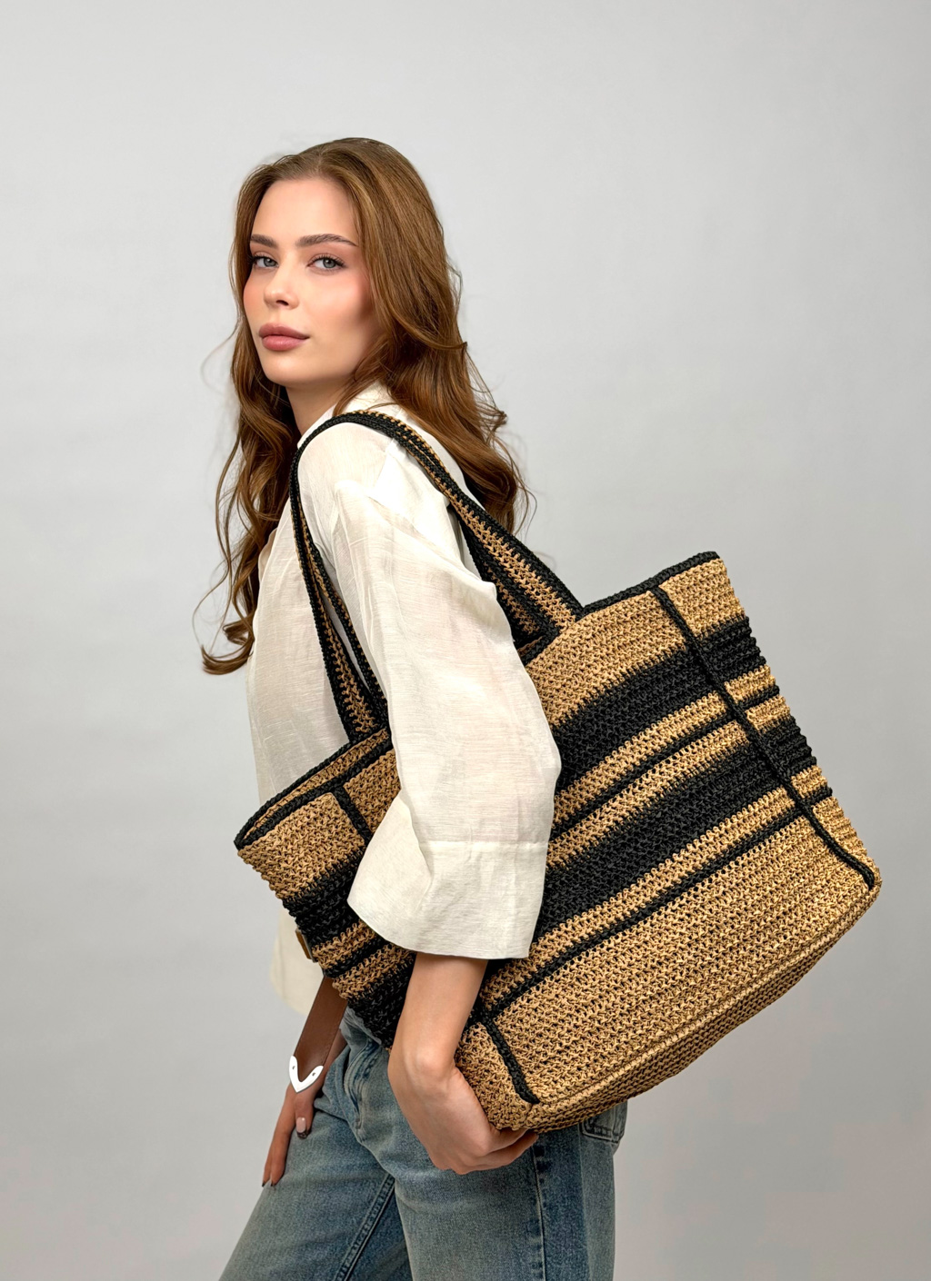 Плетеная сумка из качественной целлюлозы создана для настоящих ценительниц стиля и практичности. Интересный дизайн в виде полоски добавит уникальности своей обладательнице. Вместительного размера сумка имеет внутренний кармашек, тканевый подклад в виде увеличенного мешка, который при желании можно затянуть, чтобы вещи не вываливались Размеры 54*35*17 см
