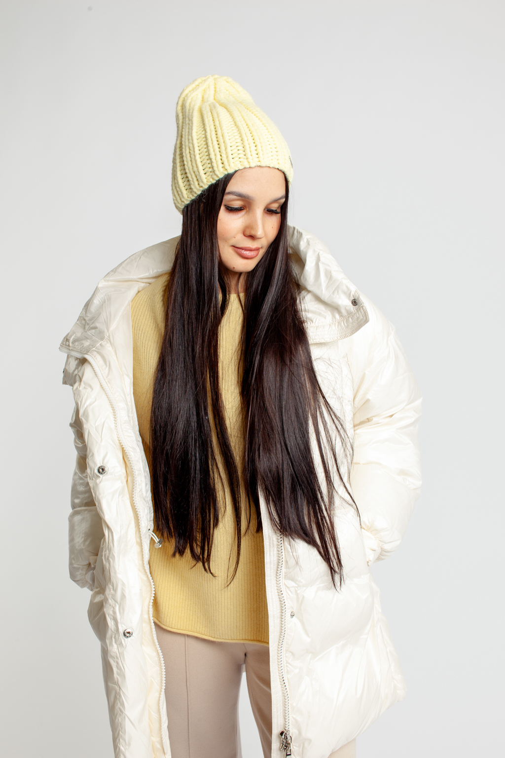 Шапка женская без отворота. Теплый и стильный головной убор для утепления в осенний и зимний сезон.