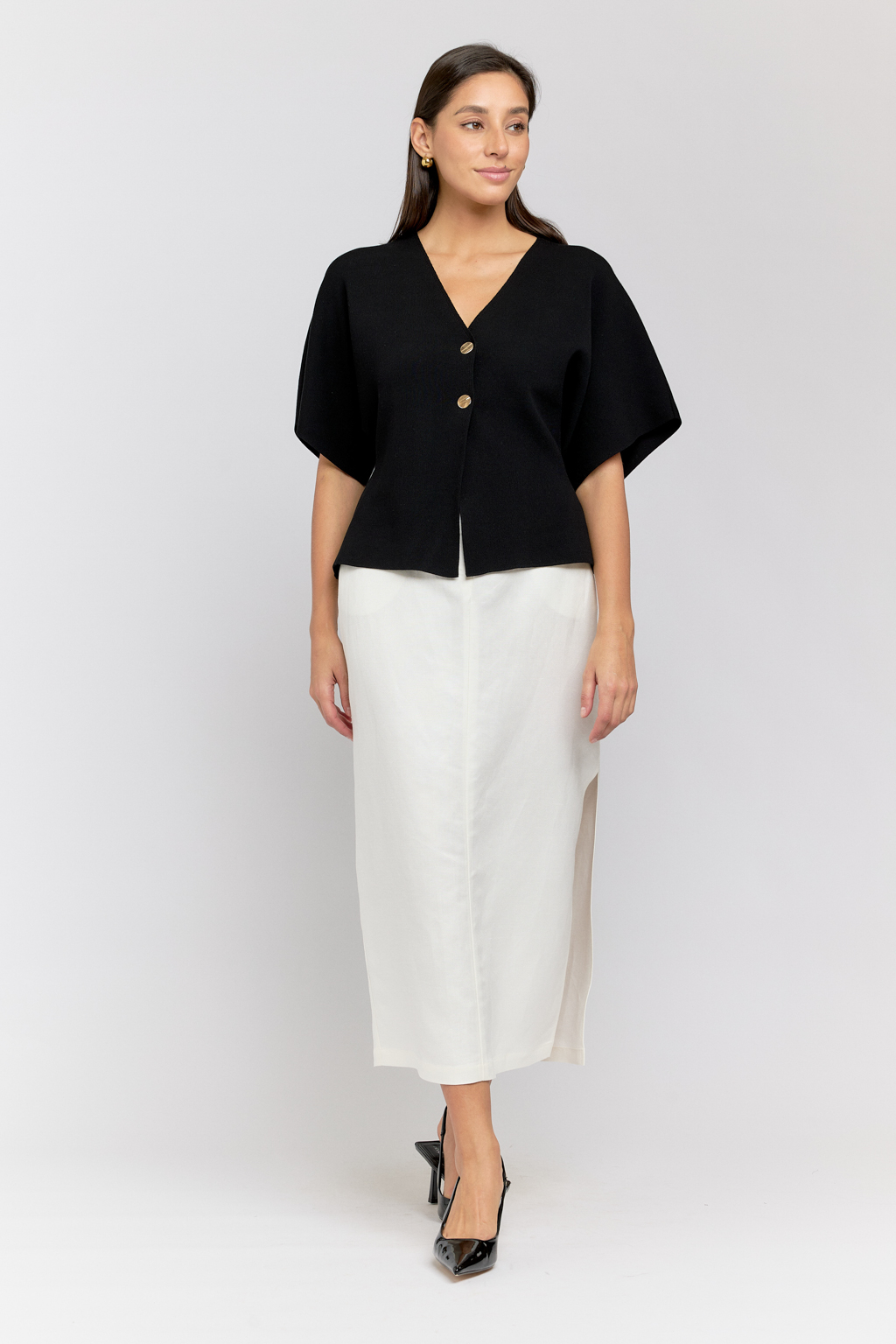 Кардиган свободного кроя с цельнокроенным рукавом на 2 пуговицах.