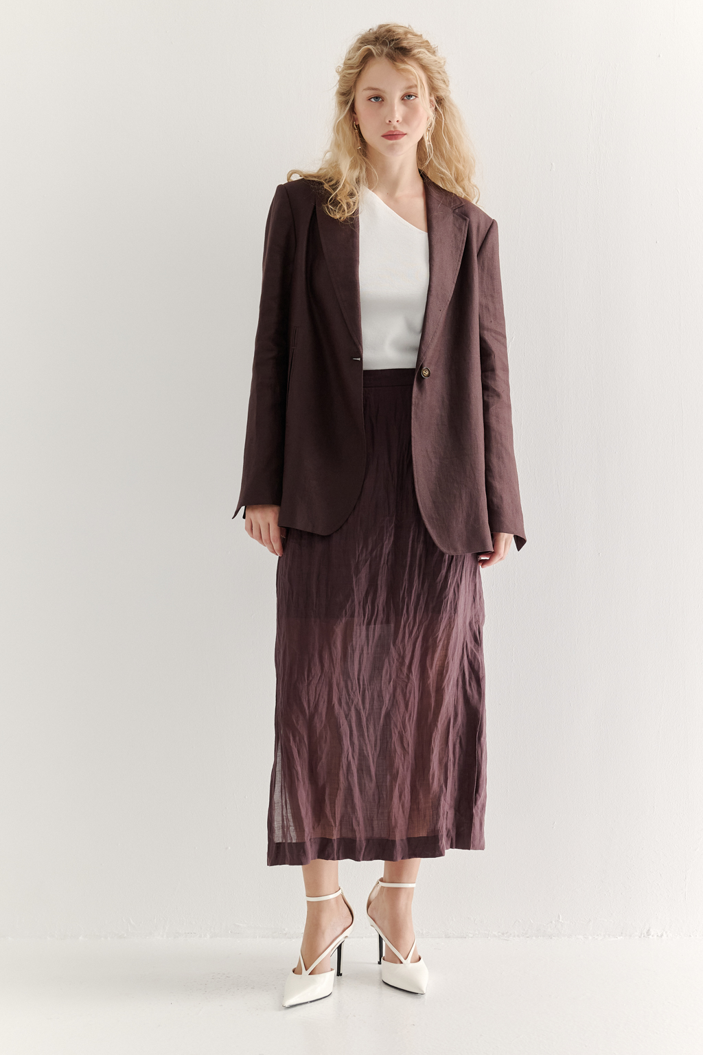 Универсальная прямая юбка отличается свободой кроя, позволяющей создать на её поверхности неповторимый крэш-эффект. Изготовленная из стопроцентной крапивы благородного коричневого оттенка, она обладает уникальной текстурой и естественной элегантностью. Эластичный пояс и разрезы в боковых швах обеспечивают оптимальный комфорт и удобство в движении. Эта юбка станет идеальным дополнением к жакетам из крапивы, льна и хлопка, а также прекрасно сочетается с трикотажными топами, создавая гармоничный и стильный образ. Для сохранения безупречного внешнего вида рекомендуется хранить платье в свернутом виде.