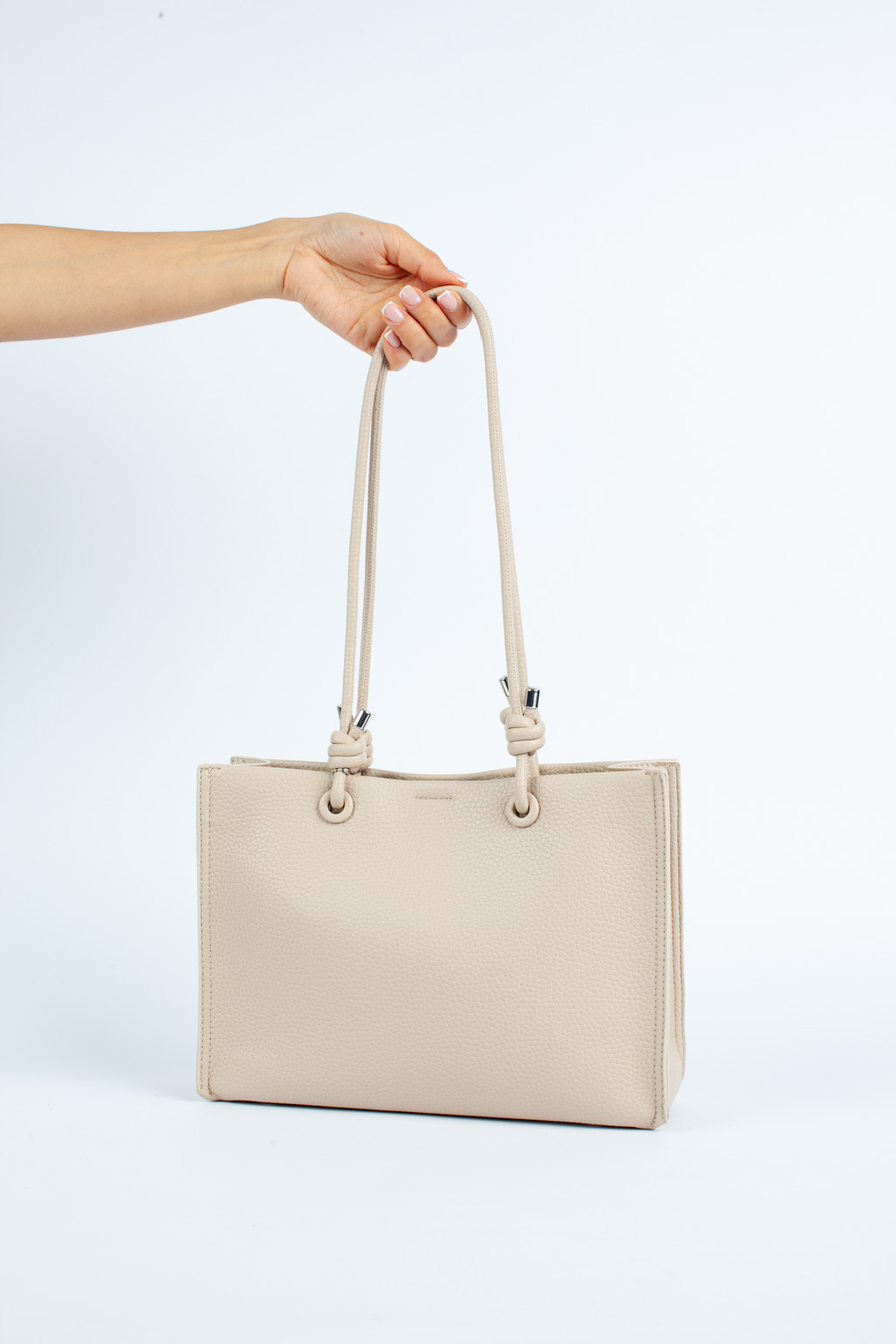 Стильная сумка через плечо, имеет лаконичный дизайн, благодаря которому впишется в любой образ.Сумка имеет уникальные, оригинальные ручки с узелками, следующие трендам последних сезонов. Удобная и вместительная сумка не оставит равнодушными и притянет взгляды окружающих. Размеры сумки: 30*10*21 см