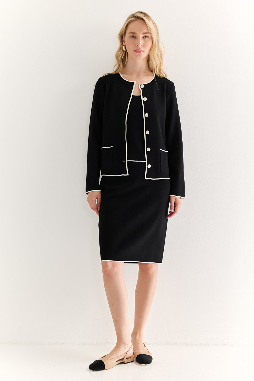 Жакет прямого силуэта длиной выше бедер с контрастной отделкой и застежкой на пуговицы. Рукав полной длины.