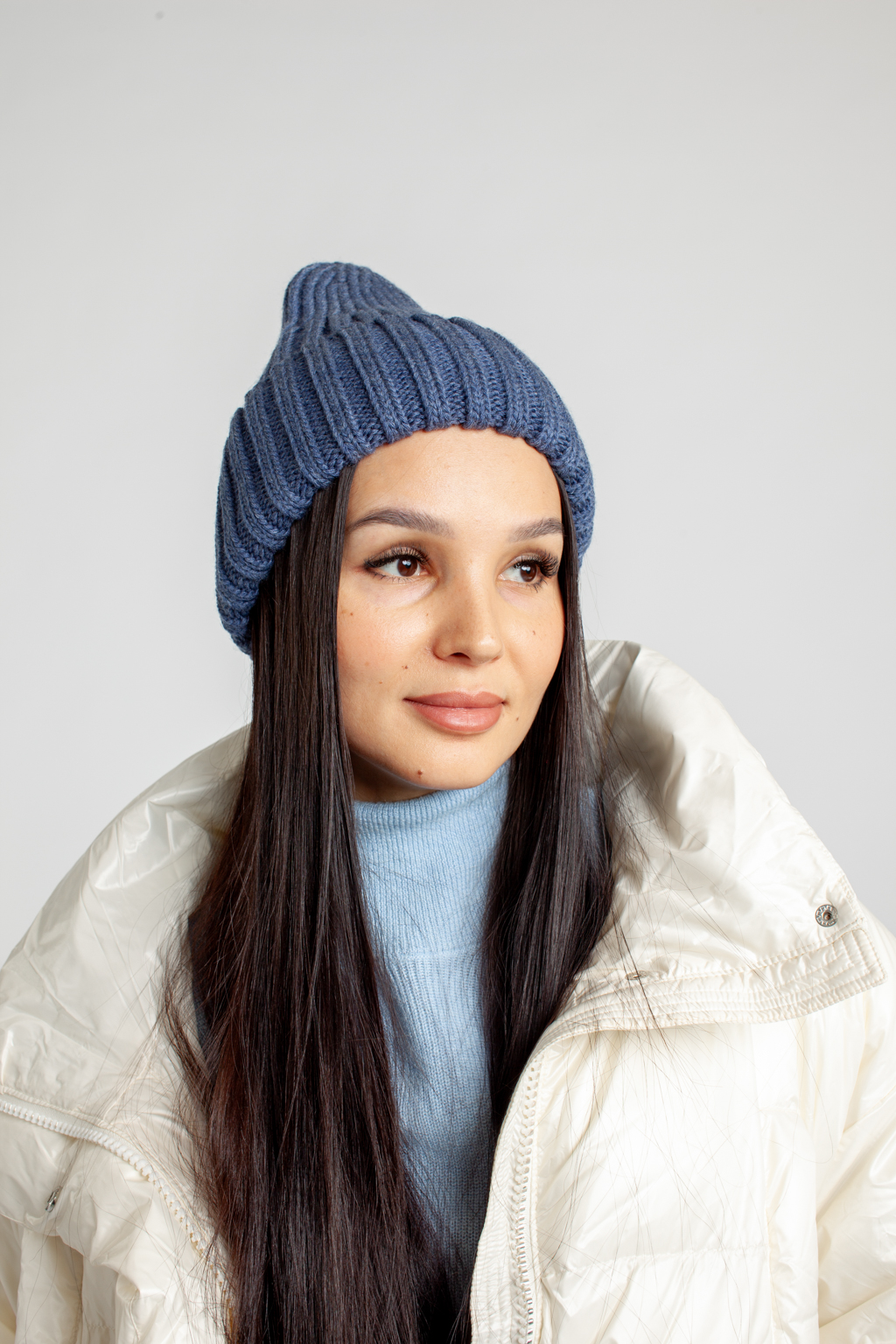 Шапка женская с отворотом. Является совершенным аксессуаром для утепления в осенний и зимний сезон.