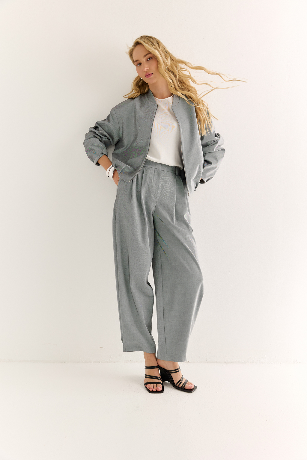 Брюки-бананы: акцент на форму, свобода в движении

Брюки силуэта "банан" — это смелый силуэт для тех, кто ценит индивидуальность и комфорт. Объём в области бедер создаёт модную линию, а зауженные книзу штанины визуально вытягивают силуэт и добавляют лёгкости образу.

Посадка по талии подчёркнута комфортной притачной резинкой сзади и складками спереди, что обеспечивает идеальную посадку по фигуре и делают модель уместной как в повседневных, так и в более строгих комплектах.

Сочетаются с топами, жакетами, рубашками и объемными худи — идеальная база для капсулы в стиле smart casual.

Модный акцент с комфортной посадкой — каждый день по-новому.