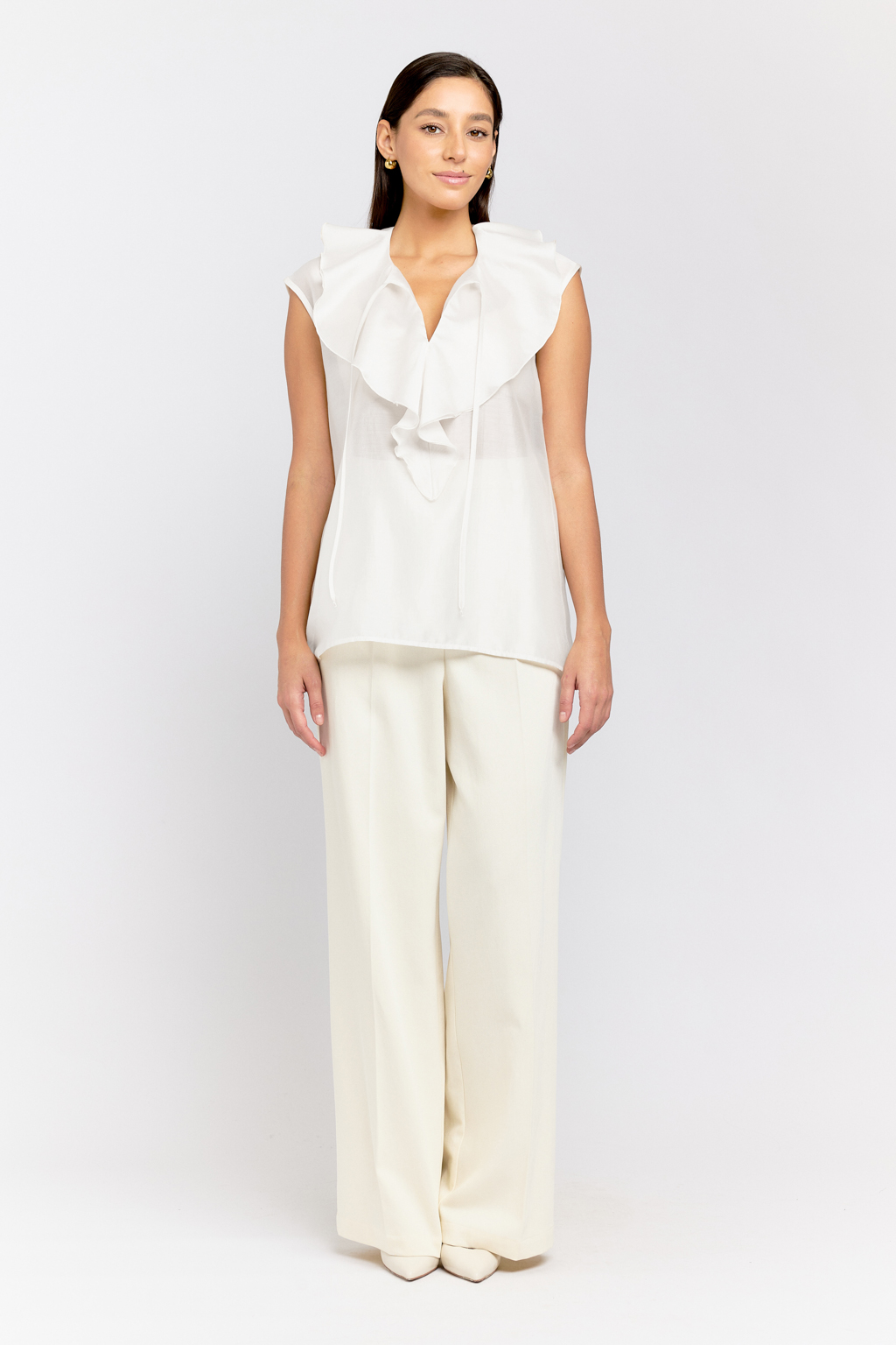 Блуза без рукавов с рюшей на полочке.