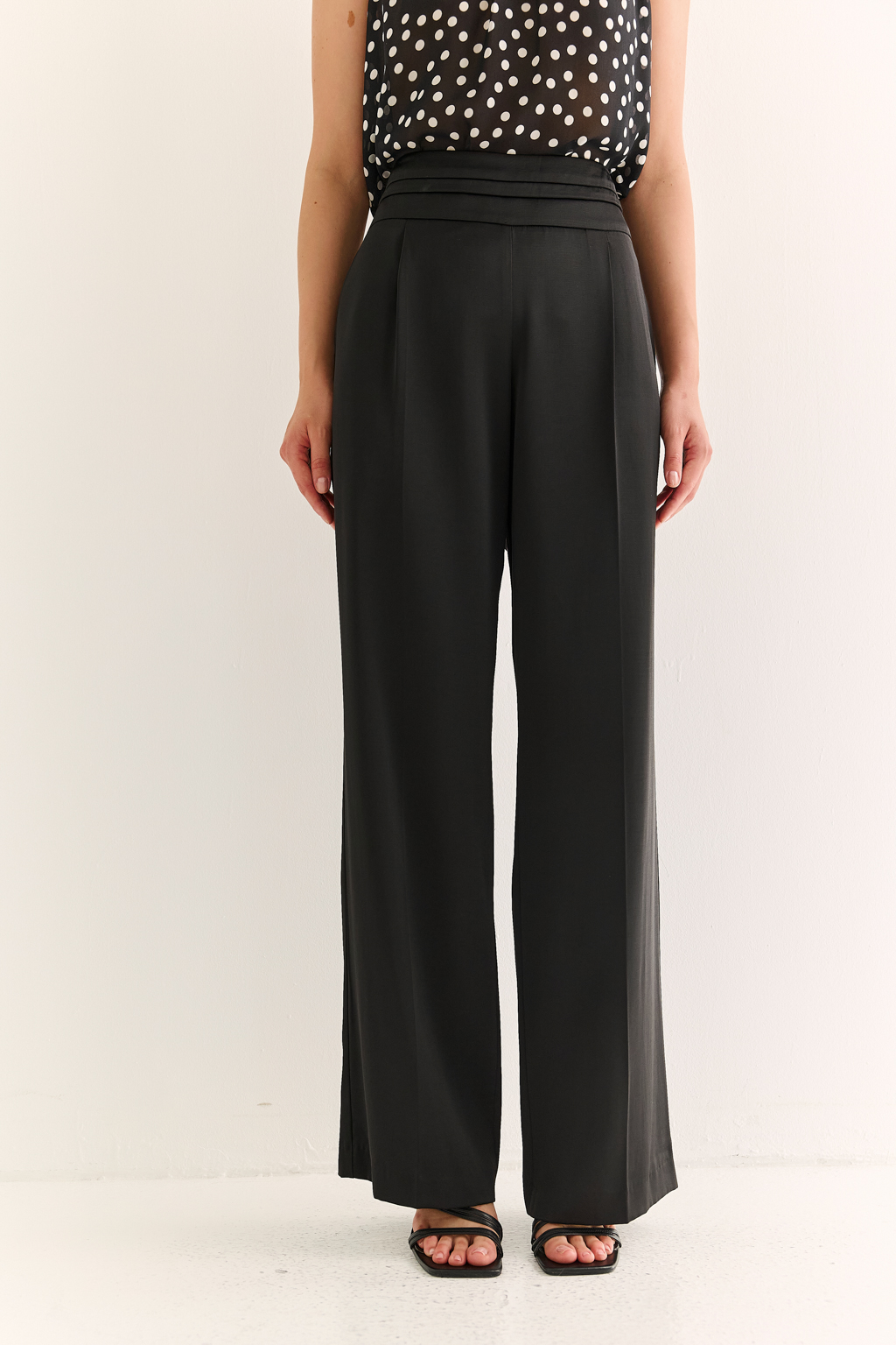 Брюки с боковой застёжкой: чистая линия и безупречная посадка

Эти брюки — воплощение утончённого минимализма. Высокая посадка подчёркивает талию, а скрытая боковая застёжка на молнию и пуговицы сохраняет идеальную гладкость передней линии, визуально вытягивая силуэт.

Прямой крой и плотная, хорошо держащая форму ткань создают стройный и элегантный образ. Широкий пояс анатомической формы обеспечивает комфортную посадку и подчёркивает женственность.

Идеальны в комплекте с жакетом или шелковой блузой, а также легко адаптируются под повседневный образ с базовой рубашкой или топом.
Брюки, которые подчеркивают вкус без лишних слов.