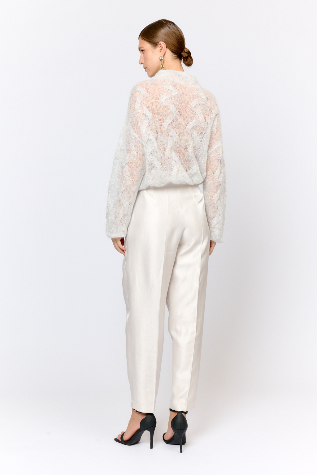 Джемпер со спущенным плечом, длинным рукавом, круглой горловиной  из пряжи с шерстью и мохером в составе. Легкий, как облако, с воздушной ажурной вязкой. Теплый и нарядный. Ярко выраженная фактура материала делает модель уникальной.