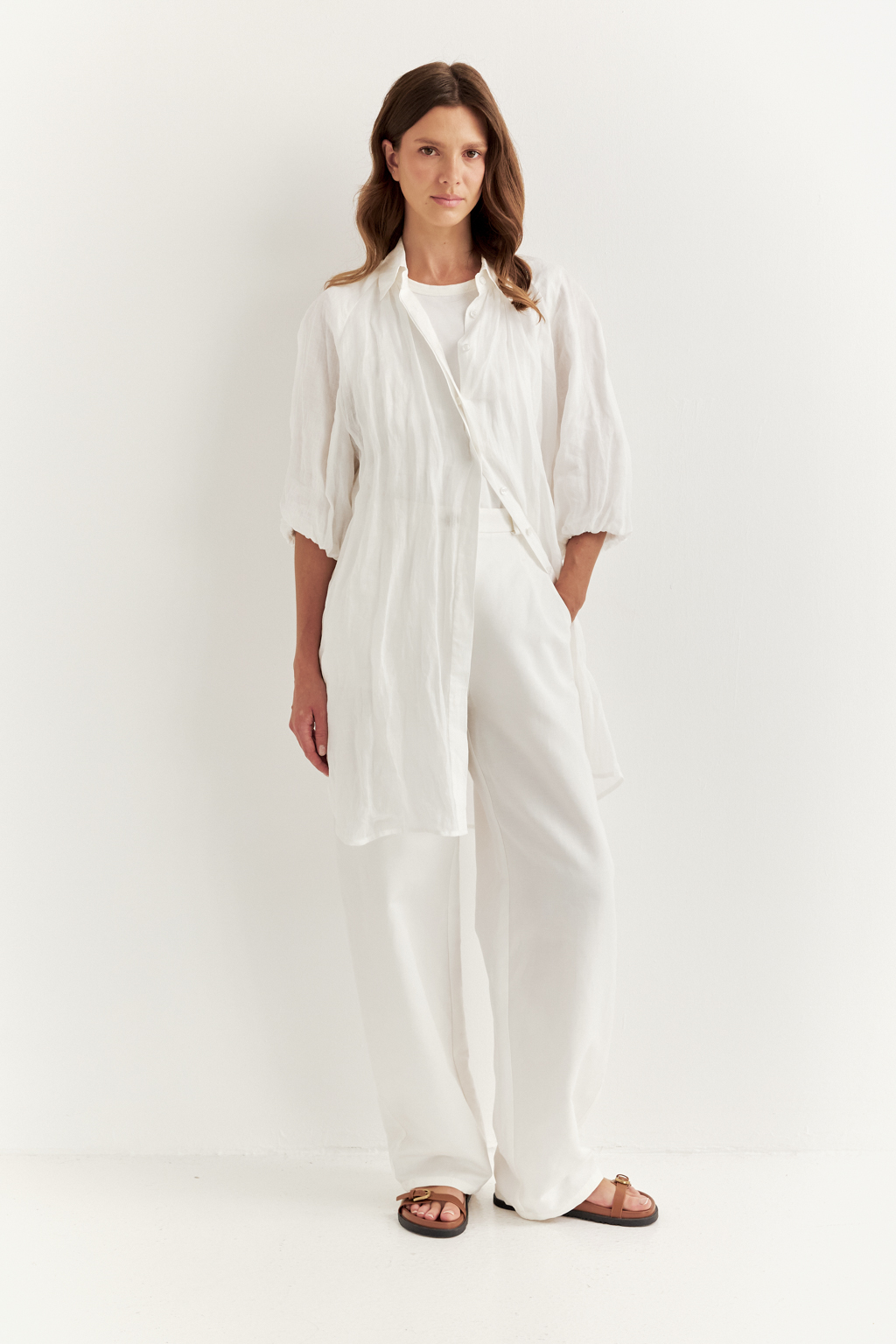 Блуза-туника из воздушной невесомомй вуали на стопроцентов состоящей из волокон крапивы молочного цвета. Блуза-туника прямого кроя имеет суппатную застежку, рубашечный воротник со стойкой, обьемные рукава-реглан одна вторая. Возможно создание естственного крэш-эффекта, туника не требует сложного ухода. Идеально подходит для создания многослойного образа с топами и брюками.