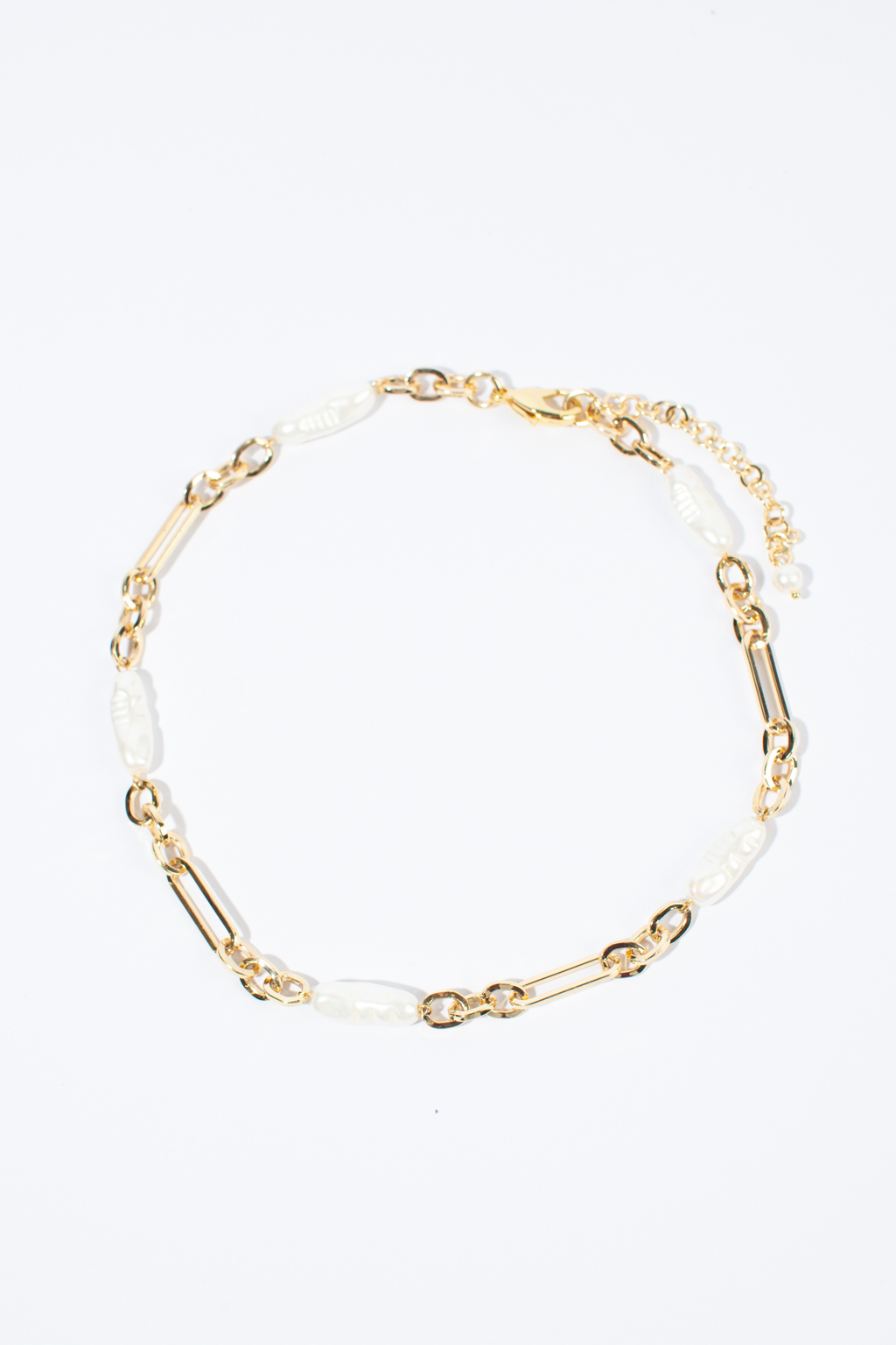 Дизайнерское колье-цепь выполнено из благородной белой майорки и гипоаллергенного металла. Длина колье 40-47 см. Фурнитура выполнена из гипоаллергенного сплава со стойким гальваническим покрытием.