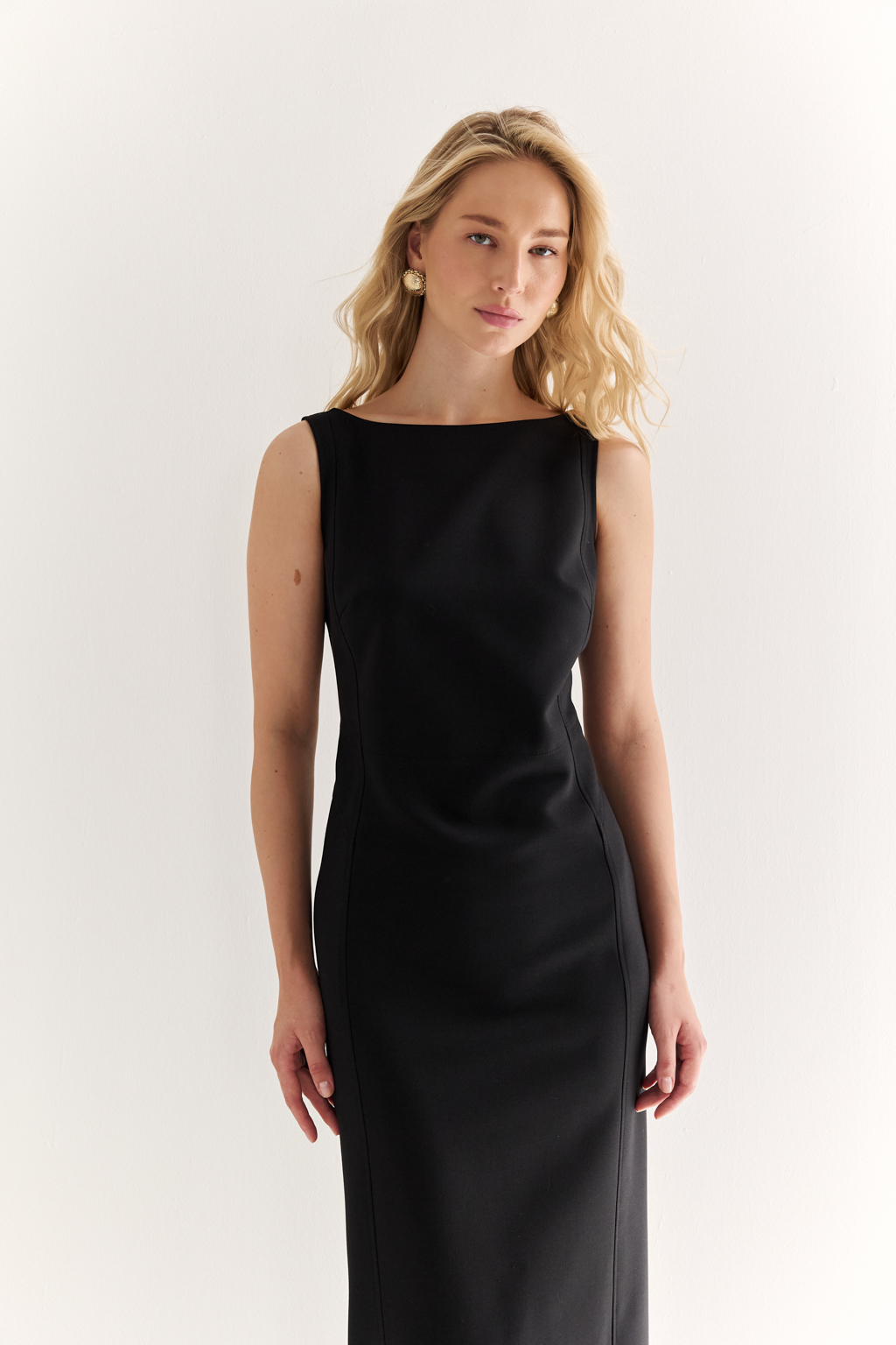 Платье с открытой спиной: выразительная женственность в минимализме. Гармония минимализма и женственности. Это платье придает фигуру за счет точного кроя и лаконичных линий, глубокий вырез на спине делает образ эффектным и запоминающимся.

Плотная, но мягкая ткань идеально садится.

Идеально подходит как для особого случая, так и в повседневной стилистике с жакетом. Платье, которое говорит без слов.