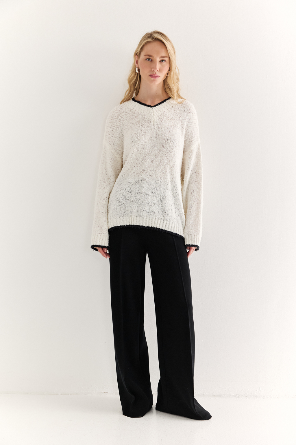 Джемпер с V-образным вырезом горловины.