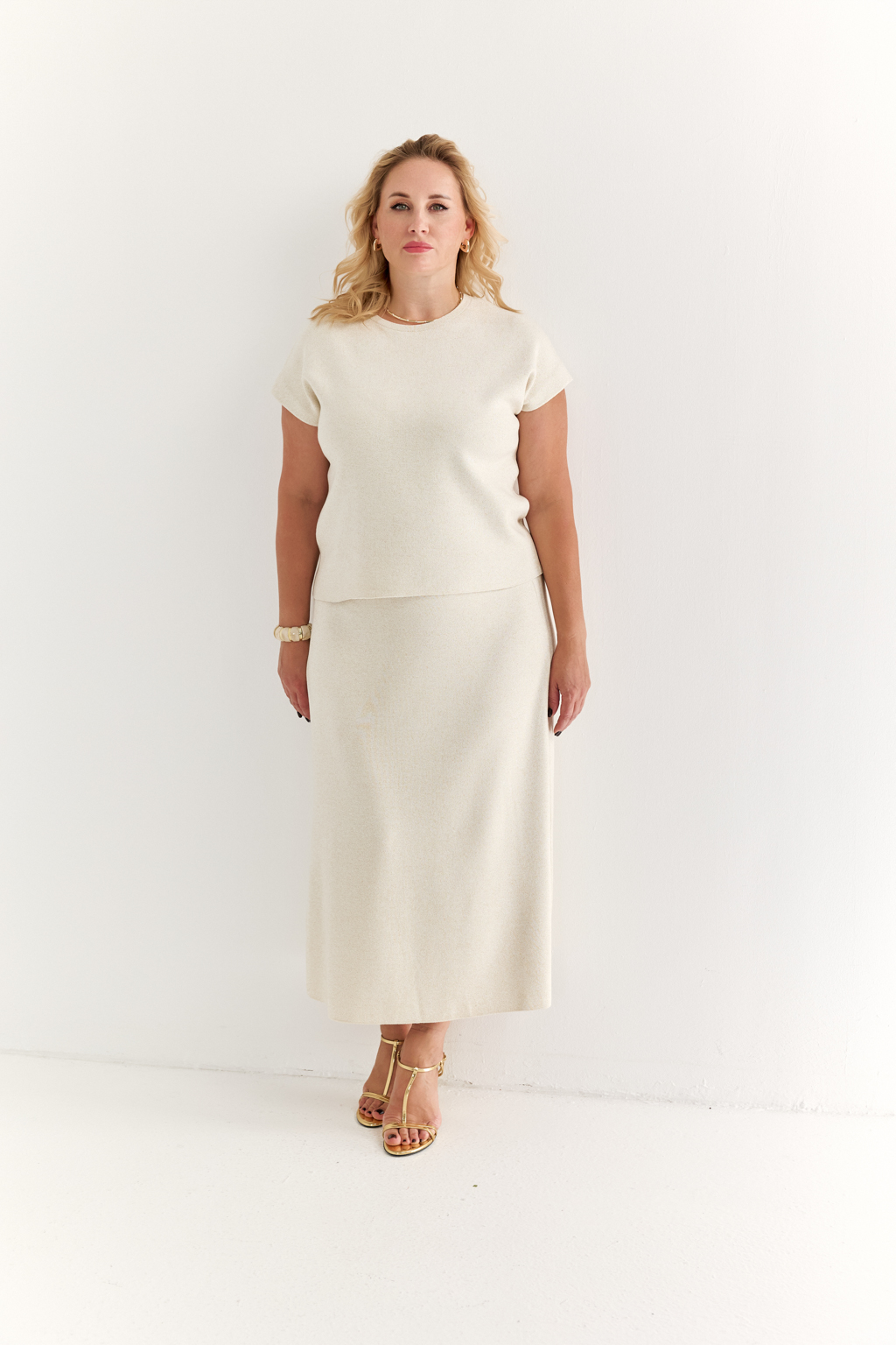 Блуза со спущенным плечом без рукавов, с круглым вырезом, свободного кроя.