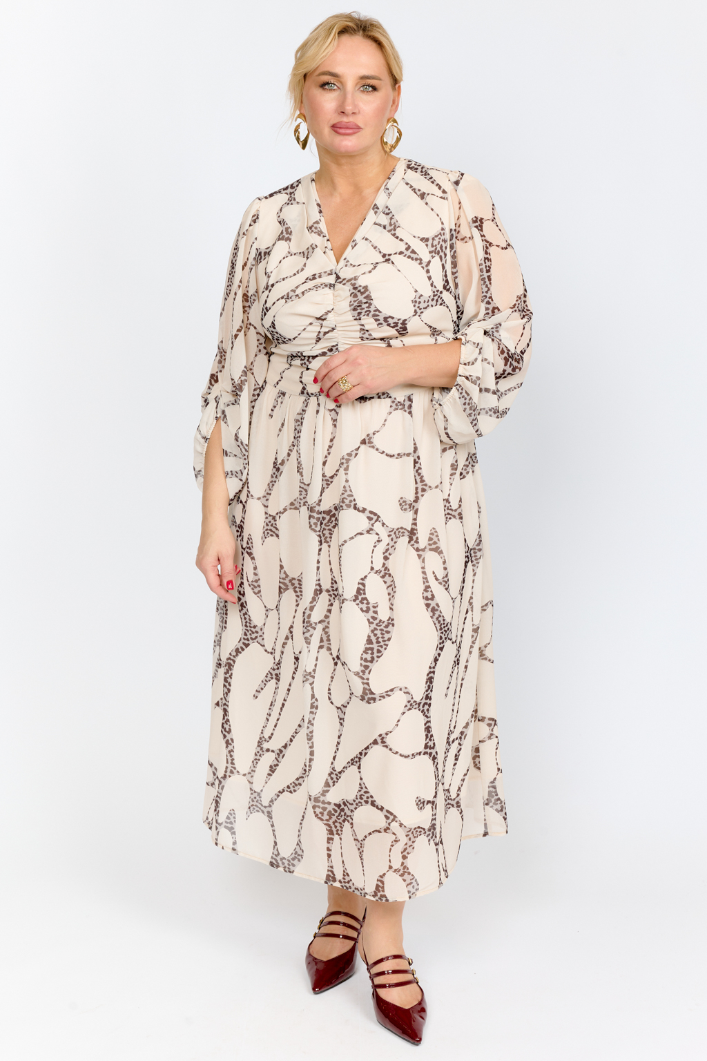 Платье романтичное с V-образным вырезом и коротким рукавом на резинке. Складки по линии горловины переходящие в сборки на талии. Застежка на молнию и пояс.