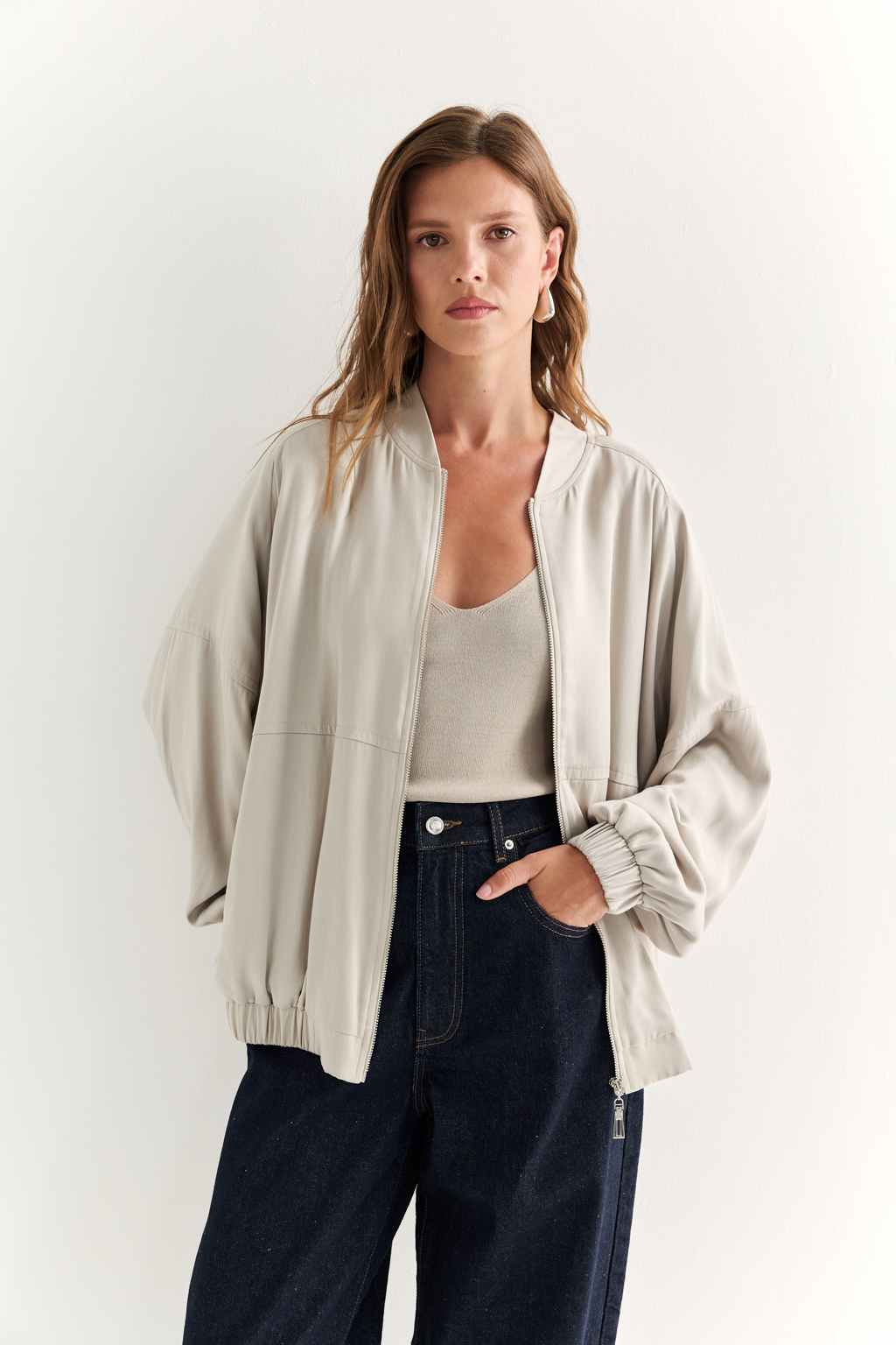 Трендовые джинсы свободного кроя из плотного темно-синего денима. Отлично сочетаются как с расслабленными трикотажными джемперами, так и с женственными блузами - для повседневных и офисных образов.