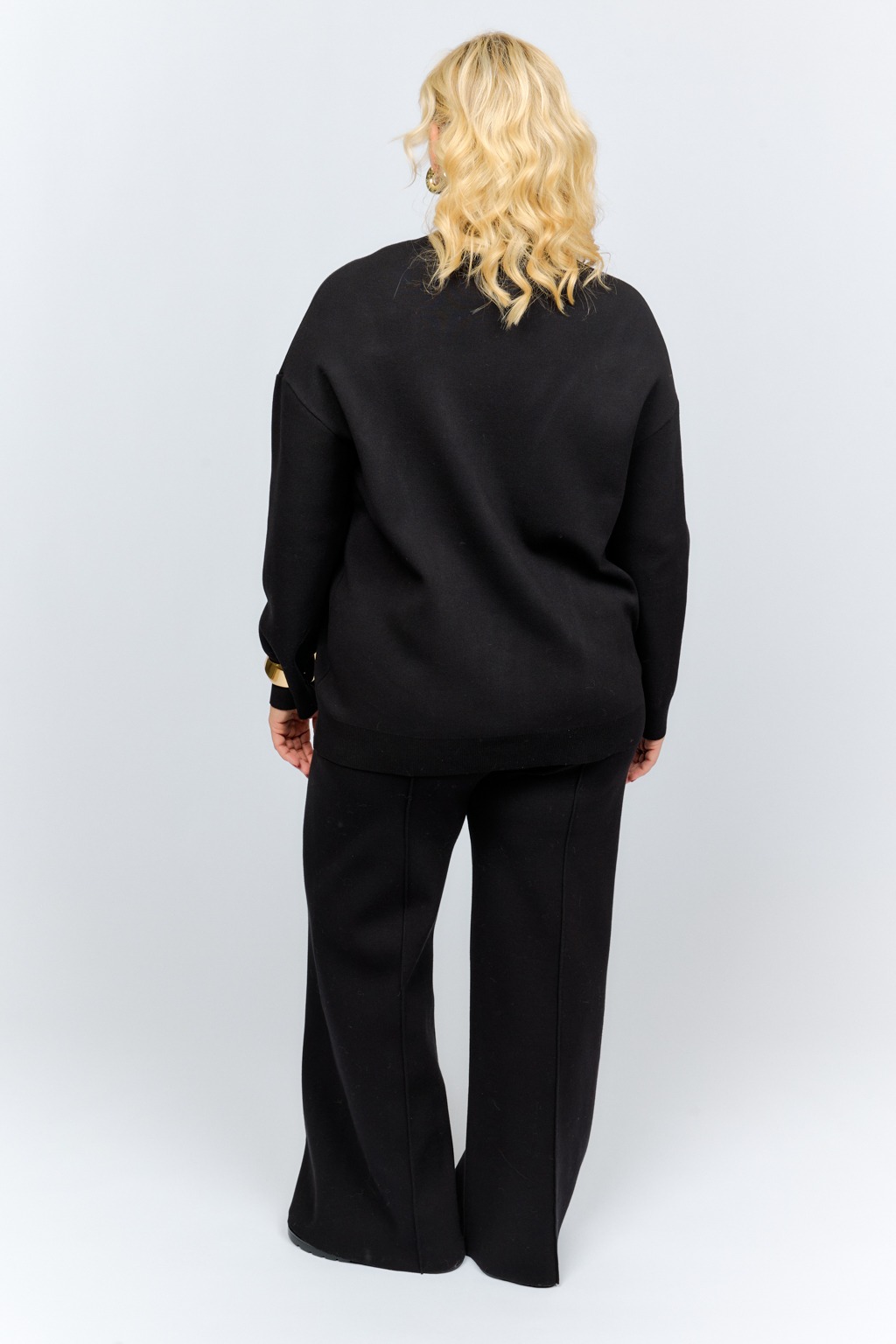 Джемпер прямого кроя с круглым вырезом и рукавом полной длины.