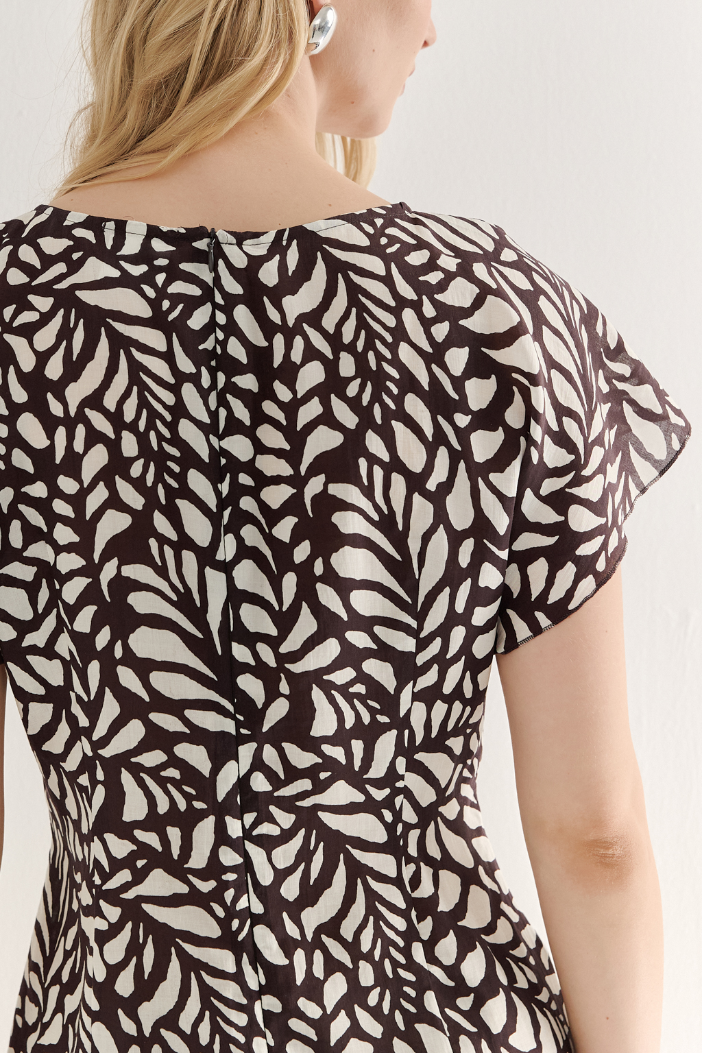 Блуза с драпировкой из легкой блузочной ткани с эффектом шелка со стилизованным растительным принтом в шоколадно-молочной гамме. Цельнокроенный рукав, v-образный вырез, регулируемая драппировка по переду.