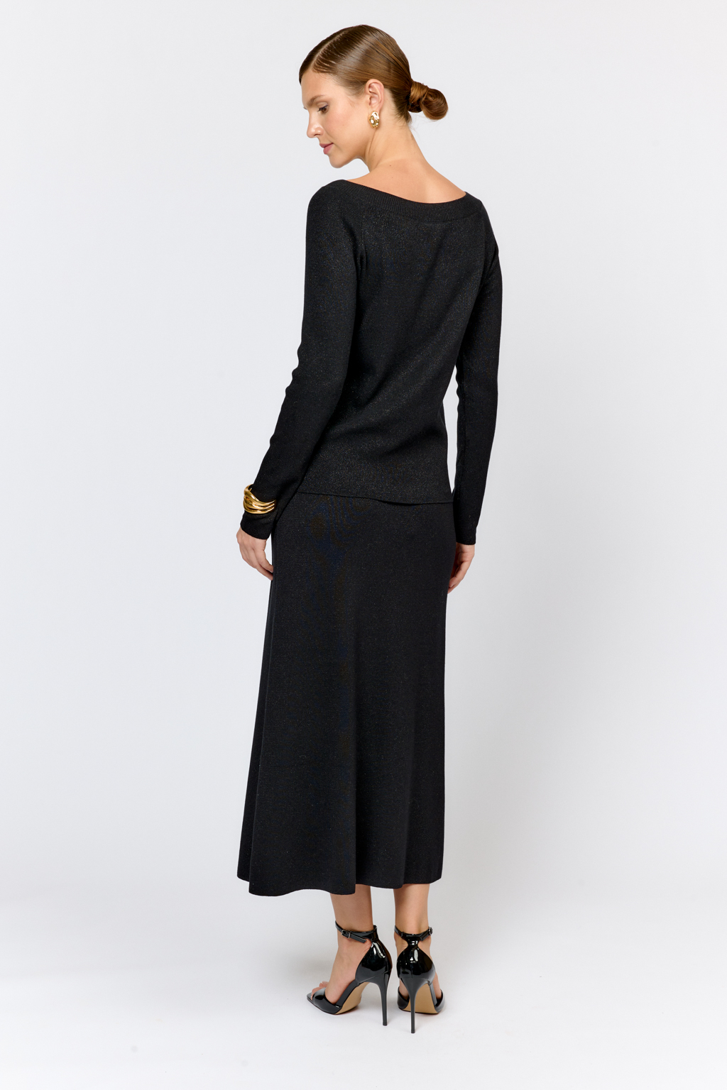 Джемпер прилегающего силуэта с V-образной горловиной, рукавом реглан. Элегантный силуэт с длиной выше бёдер и изящным вырезом подчёркивает женственность и создает безупречный образ.  Прилегающий крой и простота линий позволяют носить джемпер в качестве первого слоя под жакеты и жилеты.  Джемпер держит форму, не теряет свих качеств после чистки и обеспечивает максимальный комфорт в носке.