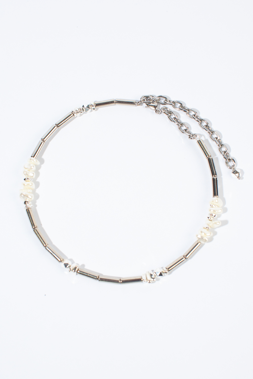 Дизайнерское колье выполнено с использованием майорки, гематита и гипоаллергенного металла. Изделие изготавливается вручную, что придает ему уникальность и неповторимость