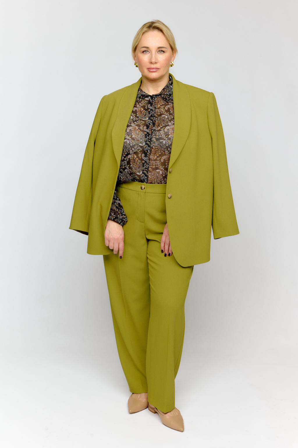 Жакет свободного силуэта зауженный книзу на две пуговицы. Воротник шалька.