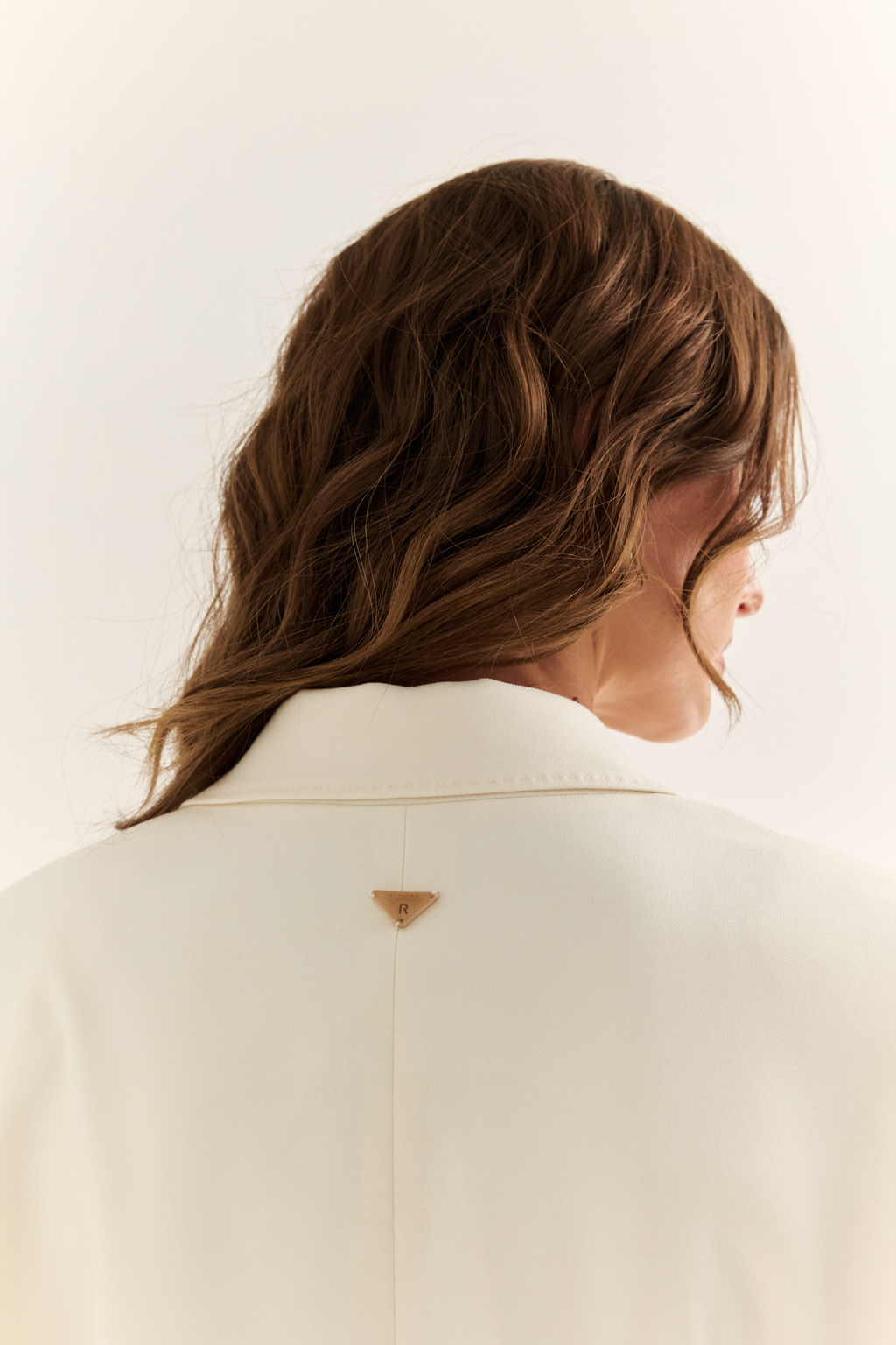 Жакет прямого силуэта: сдержанная элегантность и статусный акцент. Прямой крой, чёткие плечи и удлинённая линия делают этот жакет универсальной базой для гардероба современной женщины. Эффектные заострённые лацканы и глубокий V-образный вырез создают вытянутый силуэт, визуально стройнящий и придающий образу собранности. Застёжка на две пуговицы подчёркивает лаконичность формы, а прорезные фигурные клапаны карманов добавляют делового настроения. Отлично сочетается как с брюками и юбками, так и с джинсами, сохраняя ощущение уверенности и актуальности в любой ситуации. Форма, в которой чувствуется достоинство.