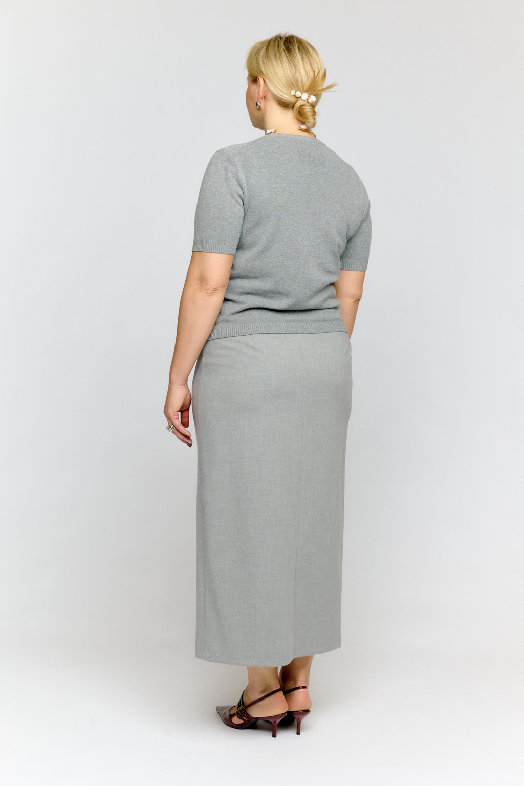 Юбка длиной макси с застроченными рельефами по передней части юбки.