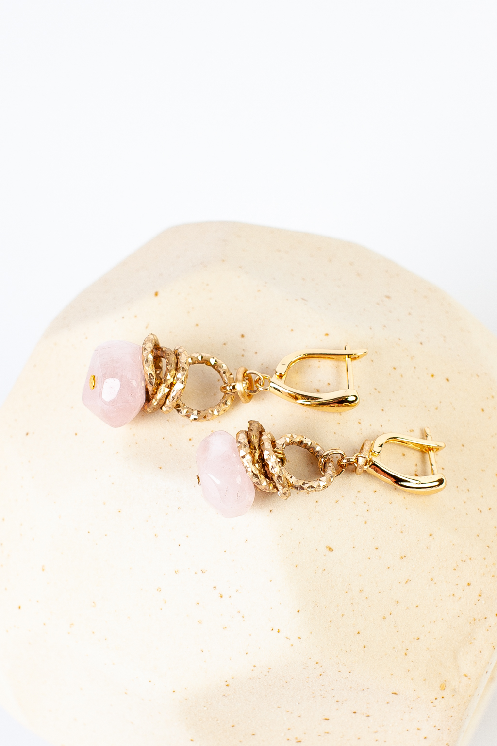 Серьги с английским замком выполнены из натурального кварца. Прекрасно впишутся как в повседневный, так и в вечерний образ.