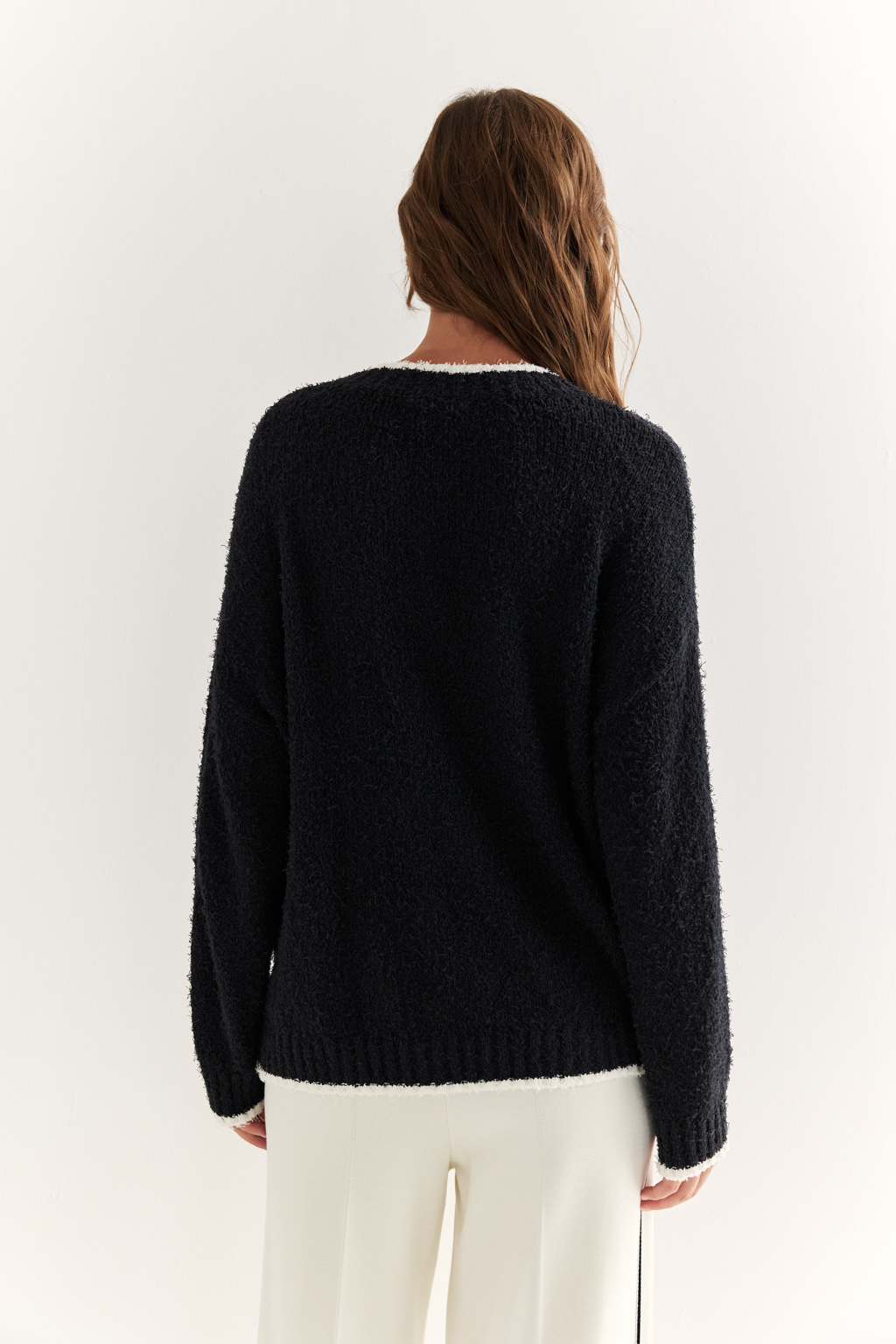 Джемпер с V-образным вырезом горловины.